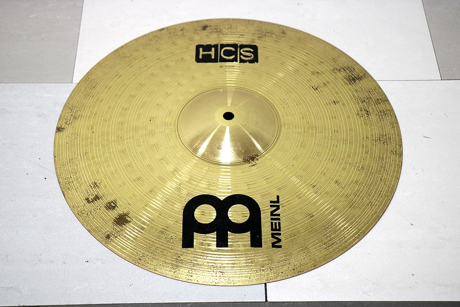 初心者向けエントリーレベルのクラッシュシンバル■ HCSシリーズの16” Crash クラッシュシンバルです。HCS シリーズは、品質と価値がコンビになったエントリーレベルのシンバルです。MS63合金製のウォームでバランスのとれたサウンドで、お手頃価格で最良のサウンドを提供しています。このシンバルは、ウォームでバランスの取れた音色が特徴です。経年により全体的に錆が広がっていたり、センターホールに摩耗による跡がございますが、通常使用する用途において問題はございません。また、全体的に若干の使用による、キズ、変色、緑青やテープ跡等の汚れもございますが、こちらも通常使用する用途においては問題ございません。■サイズ：16”■重量 ：1.05kg■付属品：無し■中古保証：無し■商品ランク:B+：多少傷はあるが通常使用する用途において問題なし