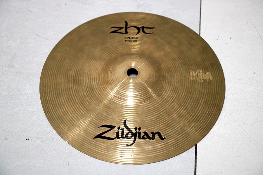 鮮やかで鋭い音色を持つスプラッシュシンバル■ ZHTシリーズシリーズの8” SPLASH スプラッシュシンバルです。ZildjianのZHTシリーズは2006年に登場し、2016年にZildjian Sシリーズに引き継がれるまで販売されていた、シートシンバルシリーズです。キャスト合金とシート合金の中間的な性質を持ち、シートシンバルの中でも比較的ウォームな響きをもちます。このシンバルは、メタリックなアタック感で明るくきらびやかなサウンドが特徴です。一部のエッジに歪みが見られますが、通常演奏する用途においては問題ございません。また、全体的に若干の使用による、キズ、変色、緑青やテープ跡等の汚れもございますが、こちらも通常使用する用途においては問題ございません。■サイズ：8”■重量 ：0.19kg■付属品：無し■中古保証：無し■商品ランク:B+：多少傷はあるが通常使用する用途において問題なし