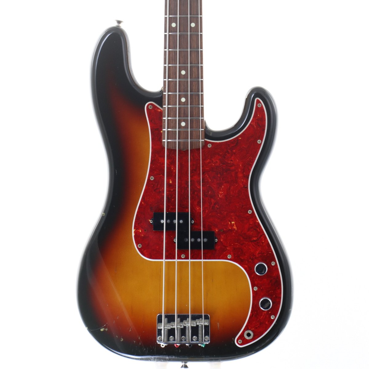 Fender Japanによる、Precision Bass ’62モデルをベースにしたリイシューモデル「PB62-70」。アルダーボディにメイプルネック、ローズウッド指板を組み合わせ、ピックアップにはオリジナルのUSA製ピックアップを搭載。輪郭のある中低域と、程よくエッジの立ったトーンが魅力で、クラシックなプレシジョン・サウンドを高い精度で再現しています。同時期の上位モデルPB62-75への移行期にあたる1993?94年頃に製造された本機。カタログでは逆巻ペグ表記ながら通常巻きペグを採用するなど仕様変更期ならではのディテールを備えた、スポット的生産と思われる希少な1本です。 全体的に傷や打痕、金属の錆があり、使用感があります。ネックにやや捩れがありますが、フレットすり合わせ済みで通常使用問題ありません。 ※中古品につき、傷・打痕等、写真に写りにくい部分や記載以外の傷があります。予めご了承くださいませ。 ※トラスロッド、フレット残り、弦高等の記載がある場合は当社スタッフがセットアップ時に計測したものであり、 気候、湿度等、環境の違いによる影響等で、変化が起こります。数値は購入時の参考としてご利用いただく事を想定しており、 お手元に届いた際に同数値である事をお約束するものではございません。 ※こちらの商品は現物1点限りを、店頭展示を含め複数のモールに同時掲載しております。 売却に伴う商品情報の削除は迅速を心掛けておりますが、必ずしもリアルタイムではございません。 ご注文後に万一売り切れとなっておりました際は、誠に申し訳ございませんがご容赦くださいませ。 製品仕様 商品ランクB：かなり、傷＆使用感はあるが、通常使用する用途において問題なし保証期間12ヶ月シリアルナンバーMIJ N026343製造年1993-1994製造国日本ケース純正ソフトケース重量3.90kgトラスロッド【注意点あり】ロッド左右60度まで確認済みにて問題なし（ねじれ・波打ち有り）フレット残り【問題なし】充分なフレット高さあり弦高低音弦側12フレット上 2.5mm弦高高音弦側12フレット上 2.0mmナット幅42.1mmネック厚1フレット付近20.3mmネック厚12フレット付近23.9mmスケール864mm &#40;34"&#41;RADIUS184mm &#40;7.25"&#41;セットアップ時の弦D&#39;Addario EXL165 / .045-.105 setリペア・メンテナンス箇所クリーニング・弦交換・ロッド調整・オクターブ調整・弦高調整・すり合わせ