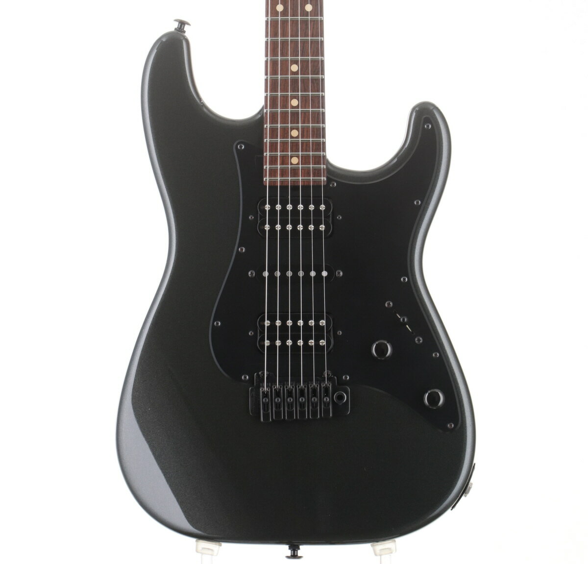 SUHR Classic H-S-Hの中古が入荷しました！仕様としてスコットヘンダーソンモデルになりますが仕様書にも名前の記載などなくヘッド裏にサインのような物があった様にも見えますが消えかけており判別できないためClassicをスコヘン仕様でオーダーしたものと思われます。アルダーボディにメイプルネック、インディアンローズ指板の仕様。リアピックアップに関してダンカンの59がオリジナルなので問題ないと思いますがステッカーが破れており59と判別できてません。フロントはSH1のステッカー、センターはV60の記載があります。タップはフロントしか効かないのがデフォルトとスペックシートに記載があります。ブリッジはGOTOH VS100、ペグはSperzelのロックタイプを採用しています。 細かい擦り傷や打痕、金属パーツのくすみなどはございますが中古商品としてはきれいな状態です。入荷後クリーニング、全体調整済みで演奏上問題ありません。 商品ランクB＋：多少傷はあるが通常使用する用途において問題なし 保証期間12ヶ月 シリアルナンバー2583 製造年- 製造国アメリカ ケースハードケース 付属品アーム・スペックシート、説明書 重量3.48kg トラスロッド【問題なし】ロッド左右60度まで確認済みにて問題なし フレット残り【問題なし】充分なフレット高さあり 弦高低音弦側12フレット上 2.0mm 弦高高音弦側12フレット上 1.5mm ナット幅42.4mm ネック厚1フレット付近- ネック厚12フレット付近- スケール648mm (25.5") RADIUS- セットアップ時の弦ERNIE BALL 2223 / .009-.042 set 変更箇所- リペア・メンテナンス箇所クリーニング・弦交換・ロッド調整・オクターブ調整・弦高調整・フレットすりあわせ その他- ※中古品につき、傷・打痕等、写真に写りにくい部分や記載以外の傷があります。予めご了承くださいませ。 ※トラスロッド、フレット残り、弦高等の記載がある場合は当社スタッフがセットアップ時に計測したものであり、 気候、湿度等、環境の違いによる影響等で、変化が起こります。数値は購入時の参考としてご利用いただく事を想定しており、 お手元に届いた際に同数値である事をお約束するものではございません。 ※こちらの商品は現物1点限りを、店頭展示を含め複数のモールに同時掲載しております。 売却に伴う商品情報の削除は迅速を心掛けておりますが、必ずしもリアルタイムではございません。 ご注文後に万一売り切れとなっておりました際は、誠に申し訳ございませんがご容赦くださいませ。