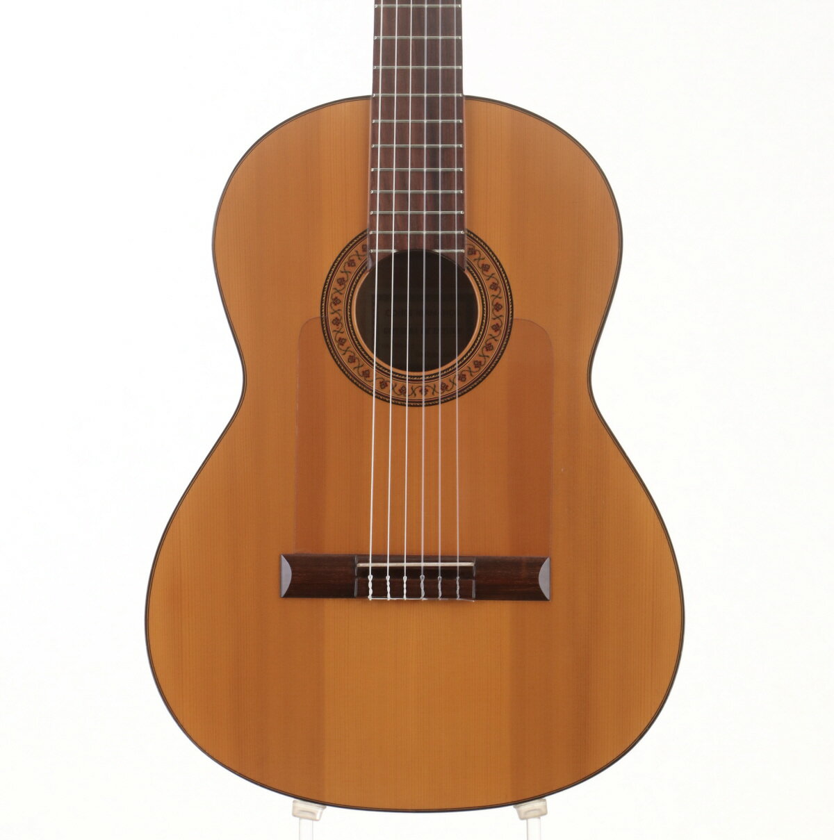 CONDE HERMANOS GRAVINA7を入荷いたしました！ スペインのギター製作工房で世界的な有名なブランドのCONDE HERMANOS。 フラメンコでは定番の組み合わせである、トップ材は単板スプルース、サイドとバック材は単板シープレスで構成されております。 ナット幅は約51mm、スケールは665mmの仕様です。 年式相応の経年変化があり、ボディ・ヘッド・ネックにキズが多数ございます。 パーツにサビやくすみがございます。 トップに膨らみがございますが、プレイアビリティに影響はございません。 ペグが少し硬めとなっております。 フレットは6割程の高さがございます。 ■B：打痕、擦り傷、金属パーツのくすみ、サビがあり、年式相応の経年変化。ボディ・ネック・ヘッドにキズ多数あり。 ■製造国　スペイン ■ネック　適正範囲内 ■フレット：フレットには激しい凹凸はございません。6割ほどの高さがあります。 ■修理及び部品交換歴：ロッド調整・オクターブ調整・弦高調整・フレットすり合わせ ■付属品　ハードケース ■保証：12カ月