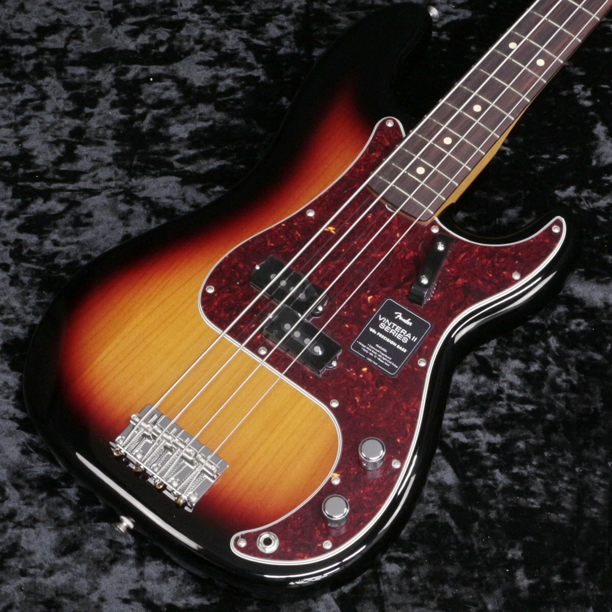 フェンダー黄金時のスタイルとサウンドをお手頃な価格で実現！"Vintera II"シリーズ登場！ Vintera II 60s Precision Bassは、60年代のタイムレスなサウンドを現代に蘇らせ、フェンダーならではのアイコニックなルックス、インスピレーション、比類ないトーンを提供します。 Vintera II 60s Precision Bassは、アルダーボディにローズウッド指板のメイプルネックを採用し、パンチと透明感に溢れたクラシックなフェンダートーンを実現します。 60年代初期の”C”シェイプネックは、直感的で魅力的なプレイアビリティを提供する60年代モデルのネックプロファイルをベースに設計されており、7.25インチラジアス指板とヴィンテージトールフレットにより、大胆なベンディングや繊細な ビブラートが可能で、ヴィンテージの快適さが得られます。 ヴィンテージスタイルの60年代初期のスプリットコイルピックアップは、温かでダイナミック、パワフルなフェンダーサウンドを提供します。 ヴィンテージスタイルの4サドル式ブリッジとチューニングマシンは、クラシックなルックスに加え、イントネーションとチューニングの安定性を向上させます。 Vintera II 60s Precision Bassのクラシックなヴィンテージフィールと比類なきフェンダーサウンドで、あなたにしかできない、新たな音楽の歴史を刻み始めましょう。 ■重量:4.15kg ■JANコード:0717669920364 ■付属品:ソフトケース、メーカー保証書 [製品仕様] Body Material : Alder Body Finish : Gloss Polyester Neck : Maple, Early ‘60s “C” Neck Finish : Gloss Urethane Fingerboard : Slab Rosewood, 7.25” (184.1 mm) Frets : 20, Vintage Tall Position Inlays : White Dot (Slab Rosewood) Nut (Material/Width) : Synthetic Bone, 1.75” (44.45 mm) Tuning Machines : Vintage-Style Open-Back Scale Length : 34” (86.36 cm) Bridge : 4-Saddle Vintage-Style with Threaded Steel Saddles Pickguard : 4-Ply Tortoiseshell Pickups : Vintage-Style ‘60s Split Single-Coil Precision Bass Controls : Master Volume, Master Tone Control Knobs : Knurled Flat-Top Hardware Finish : Nickel/Chrome Strings : Fender USA 7250M Nickel Plated Steel (.045-.105 Gauges), PN 0737250406 Case/Gig Bag : Included : Deluxe Gig Bag