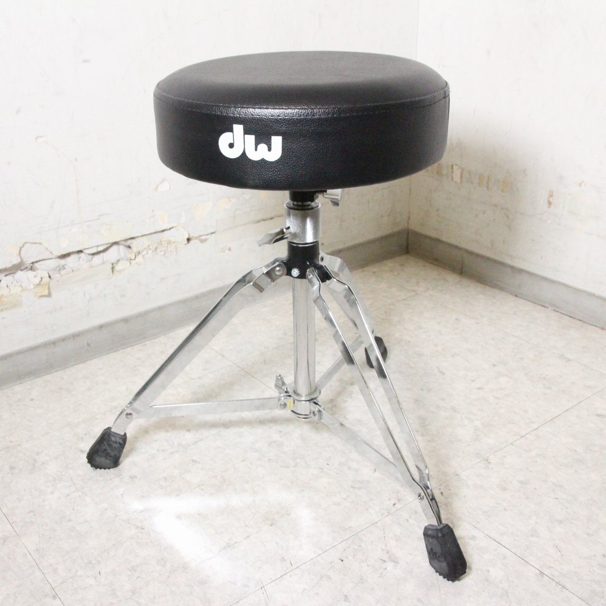 シート径13インチ、厚さ3インチのラウンド形状のドラムスローンです。 若干の傷や汚れはございますが、通常使用には問題ございません。 重量：4.9Kg 高さ調整幅：53〜74cm ■商品ランク:B+:多少傷はあるが通常使用する用途において問題なし ■中古保証:無し