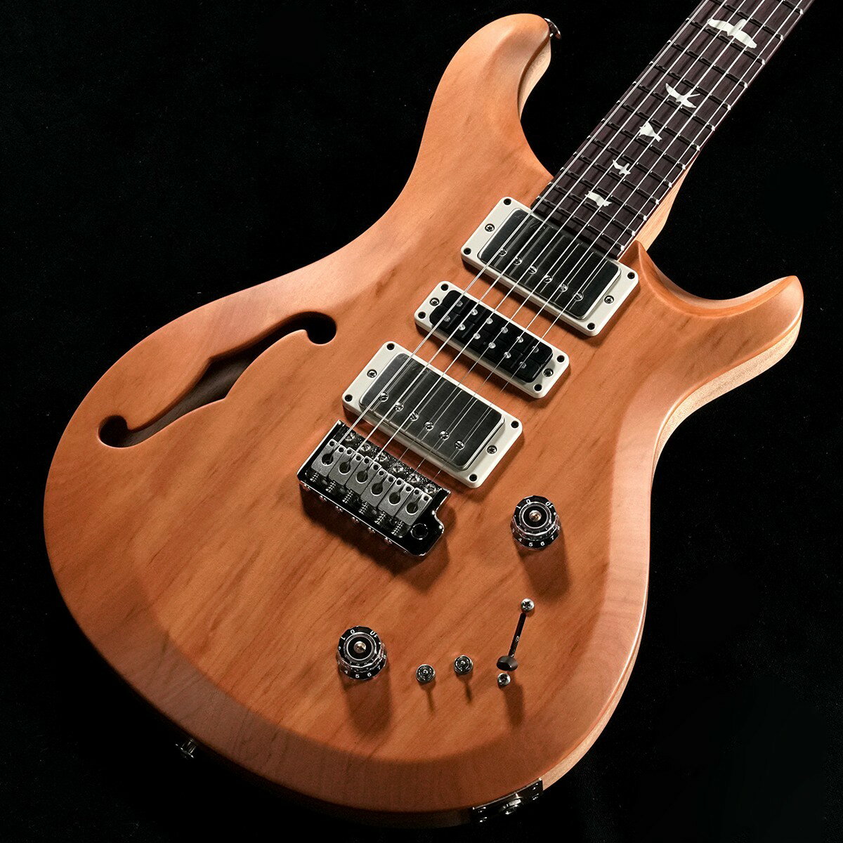 全世界700本限定生産の「S2 Special Semi-Hollow Reclaimed Limited Edition」が入荷しました！「ギタリストなら、この特別な木材で作られたギターを手に取り音を出した瞬間、一過性の話題のためではなく、ミュージシャンが自分を表現するために作られた優れた楽器であることが直感的にわかるはずです。」 - マイケル・リード（PRS Guitars 木材調達チーム・シニア・バイヤー）S2 Special Semi-Hollow Reclaimed（リクレイムド） Limited Editionは、サウンド面において汎用性の高いモデルのひとつであるS2 Special Semi-Hollowをベースに、特別な事情により使用されなくなった木材を回収し、再利用したモデルです。各個体のボディ・トップは、ひとつひとつの風合いを活かすためにナチュラル・カラーで仕上げられています。トレブル＆ベース・ポジションに搭載されたハムバッカーとミドル・ポジションのNarrowfieldを組み合わせることで、明瞭で煌びやかなシングルコイルのサウンドからウォームで倍音豊かなハムバッカー・サウンドまで、レンジの広いバランスの取れたサウンドを創出します。今回ボディ・トップにペローバ・ローザ、ネックにキューバン・マホガニー、そして指板にはグアリブ・プレートをそれぞれ採用。トップ材として選ばれたペローバ・ローザは、ブラジルでは外壁材としてよく使われています。樹齢100〜150年の高い密度を兼ね備えたこの木材は、セミホロウ構造での使用に適しており、ダイナミックかつ倍音豊かな立体感のあるサウンドを生み出します。ネック材のキューバン・マホガニーの一部は、2017年にプエルトリコを直撃したハリケーン「マリア」によって倒れたものを回収し、再利用。指板のブラジリアン・グアリブ・プレートは、長い間住宅の梁材として使われていたものを使用しています。今回は長い間使われてきた木材の風合いを活かすため、トップ材の釘穴や傷、経年による変色などを意図的にそのまま残しています。「木材は、我々のギター製作において決して欠かすことができないとても重要なものです。木材を調達するチームの主任でもあるマイケル・リードは、PRSが会社として設立される前の1980年から、私にカーリー・メイプル材を供給してくれたウッド・バイヤーでした。現在もパートナーとして共に仕事を続けていますし、マイケルが世界中の木材のサプライヤーと築いてきた関係は本当に素晴らしいと思います。今回のモデルは、彼が木材を調達するプロセスやサプライヤーとのエピソード、木材に対する音楽的な理解を伝える素晴らしい機会となりました。」 - ポール・リード・スミス今回採用された木材の持つサウンド面における特性はあるものの、22フレット、25インチ・スケールのパターン・レギュラー・シェイプのネック、H-S-Hのピックアップ・レイアウト、ピック・アップ切り替え用の5wayブレード・スイッチ、コイル・タップ用の2つのミニ・トグル・スイッチといったS2 Special Semi-Hollow の核となる仕様は、そのまま引き継がれています。ハムバッカーのコイル・タップを含め、合計12通りのピックアップの組み合わせが可能となり、多彩なサウンドメイキングを実現した本モデルは、全世界700本限定での生産となります。■S/N:25 S2085366■重量:3.11kg■JANコード:0825362198932■付属品:ギグバッグ、アーム、レンチ類製品仕様Body Construction : Semi-Hollow Body with Single F-holeTop Wood : Peroba RosaBody Wood : MahoganyTop Carve : Asymmetric BevelNumber of Frets : 22Scale Length : 25"Neck Wood : Cuban MahoganyNeck Construction : ScarfedTruss Rod : PRS Double-ActingNeck Shape : Pattern RegularNeck Depth at the 1/2 Fret : 27/32"Neck Depth at the 12 1/2 Fret : 59/64"Neck Width at the Nut : 1 21/32"Neck Width at the Body : 2 1/4"Fretboard Wood : Guariub PretoFretboard Radius : 10"Fretboard Inlay : BirdsHeadstock Logo : Signature, DecalNeck/Body Assembly Type : SetFinish Type : Satin NitroBridge : PRS Patented TremoloTuners : PRS Phase III Locking Tuners w/Wing ButtonsHardware Type : NickelNut : PRSTruss Rod Cover : "S2 Special"Treble Pickup : 58/15 LTMiddle Pickup : PRS NarrowfieldBass Pickup : 58/15 LTControls : Volume and Tone Control with 5-Way Blade Pickup Switch and Two Mini Toggle Coil-Tap SwitchesStrings : PRS Signature, 10-46Tuning : Standard (6 String): E, A, D, G, B, ECase : PRS Premium Gig Bag