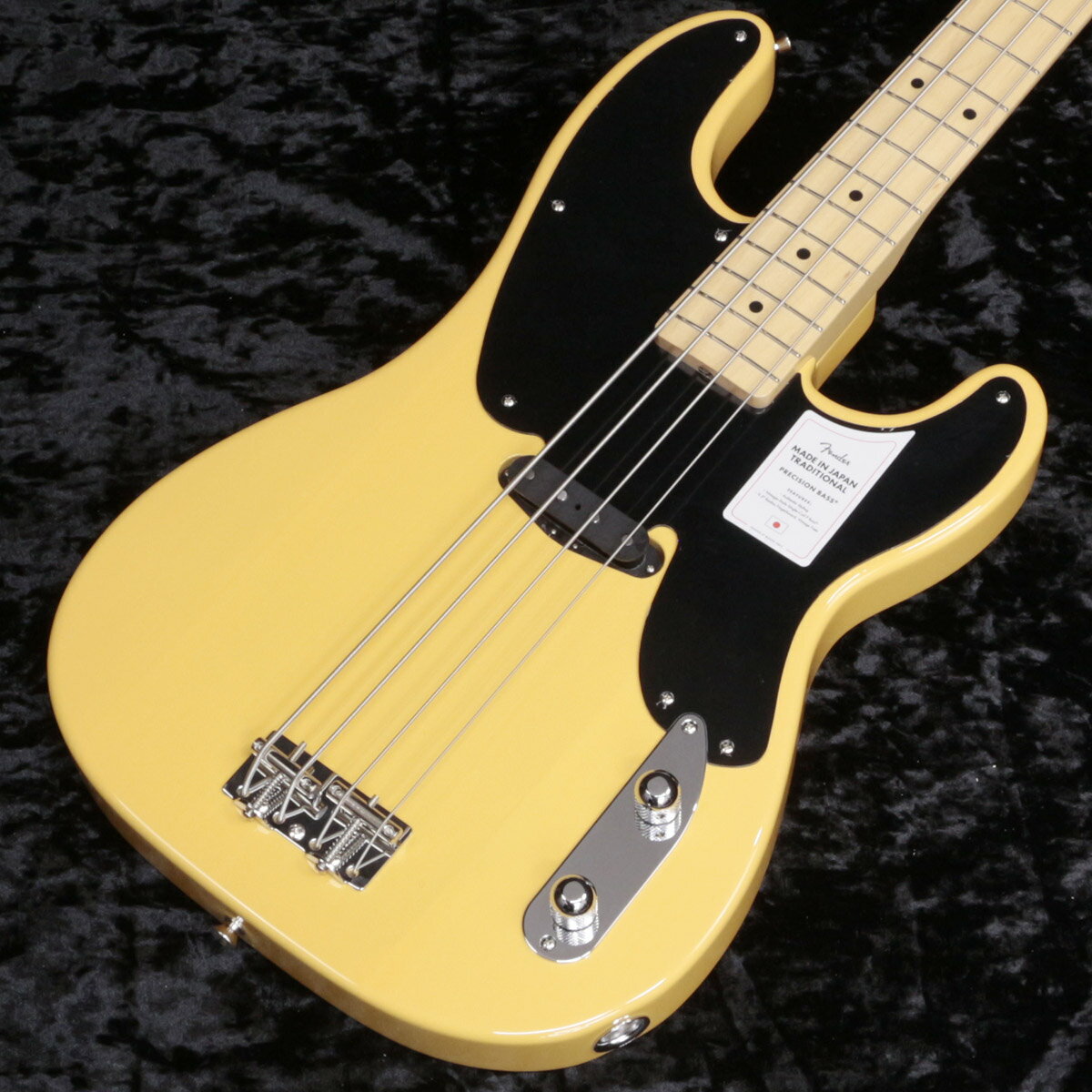 日本製フェンダーの大人気シリーズ『Made in Japan Traditional』がリニューアルして登場！！~Original 50s Precision Bass~ フェンダーの伝統的な楽器製作の美学と日本の洗練されたクラフトマンシップを融合することで導き出されたMade in Japan Traditionalシリーズ。フェンダーの正統なDNAが、確かなMade in Japanクオリティで蘇ります。Made in Japan Traditional Original 50s Precision Bassはグロスフィニッシュのバスウッドボディを採用。20本のヴィンテージスタイルフレットを装備した9.5インチラジアスの”U”シェイプメイプルネックがTraditionalシリーズならではのクラシカルな演奏性を提供します。2サドル式ヴィンテージPrecision Bassブリッジ、そしてTraditionalシリーズのために選定されたオリジナルピックアップはリアルで音楽的なヴィンテージトーンを奏でます。細めに設計されたナット幅は日本のプレイヤーにも弾きやすい仕様となっています。堅実なギタークラフトマンシップと、プレイヤーのニーズに柔軟に対応する答えが、本シリーズに反映されています。※1プライピックガードになり個体によってはピックガード浮きありますが仕様となります。 主な仕様 ボディBasswoodボディフィニッシュGloss PolyesterボディシェイプPrecision BassネックMapleネックフィニッシュGloss Urethaneネックシェイプ"U" Shapeスケール34" (86.36 cm)フィンガーボードMapleフィンガーボードラジアス9.5" (241 mm)フレットナンバー20フレットサイズVintageナットBoneナット幅1.650" (42 mm)ポジションインレイBlack DotミドルピックアップVintage-Style Split Single-Coil Precision BassコントロールMaster Volume, Master ToneピックアップコンフィギュレーションSブリッジ2-Saddle Vintage Precision BassハードウェアフィニッシュNickel/ChromeチューニングマシーンVintage-Styleピックガード1-Ply BlackコントロールノブKnurled DomeストリングNickel Plated Steel (.045-.105 Gauges)ケース/ギグバッグGig Bag ■付属品：ソフトケース、メーカー保証書 ■保証:2年■JANコード:0885978483181■重量:3.45kg