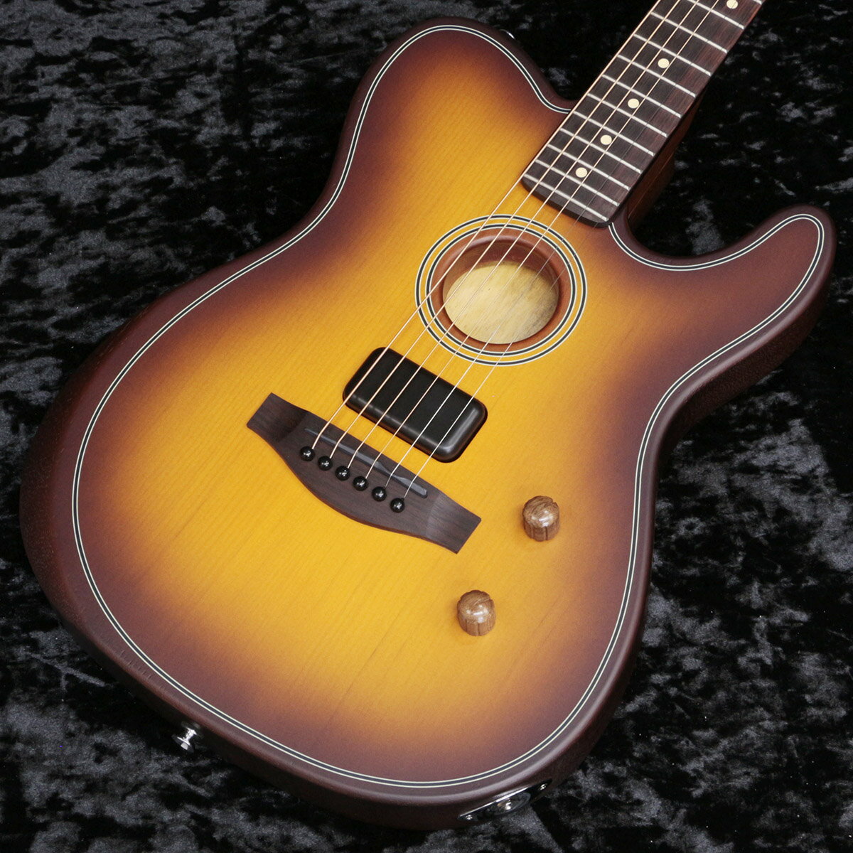 ハイブリットギター、アコスタソニックにコストパフォーマンスシリーズ『Standard』が登場！ Acoustasonic Standard Telecasterは、アコースティックとエレクトリックという2つの異なるサウンドキャラクターの多彩なトーンを1つの楽器で楽しむことができるクリエイティブツールです。 ブレイシングされたソリッドシトカスプルーストップ、フルチェンバー構造のボディ、革新的なFenderとFishman共同設計のアナログエレクトロニクス、ボリュームコントロール、マグネティックとピエゾの2種類のピックアップのブレンドコントロール、そしてFenderのアイコンとして親しまれている演奏性を備えたこのTelecasterは、Acoustasonicシリーズのパフォーマンスを手軽に体験できるエッセンスを備えています。 主な特徴 ・Fender Acoustasonic Shawbucker、Fishmanアンダーサドルトランスデューサーの2ピックアップ構成 ・マスターボリューム、ブレンドコントロール ・エルボーおよびバックコンター ・ソリッドシトカスプルーストップ、ニヤトーボディ＆ネック ・ローズウッド指板＆ブリッジ ■付属品：ソフトケース、メーカー保証書 ■ JAN：0885978279470 Model: Acoustasonic Standard Telecaster Black Body Shape: Acoustasonic Telecaster Body Top: Solid Sitka Spruce Back and Sides: Nyatoh, Nyatoh Body Finish: Satin Urethane Rosette: Black/Aged White Neck: Nyatoh, Modern “Deep C” Neck Finish: Satin Urethane Fingerboard: Rosewood, 12” (305 mm) Frets: 22, Medium Jumbo Position Inlays: Ivory Dot Nut Material/Width: Graph Tech TUSQ, 1.6875” (42.86 mm) Truss Rod: Dual-Action Head Adjust Tuning Machines: Fender Standard Cast/Sealed with Hex Buttons Scale Length: 25.5” (64.77 cm) Bridge: Modern Asymmetrical Special Electronics: 2-pickup configuration | Under-Saddle Piezo, Acoustasonic Shawbucker Magnetic Controls: Master Volume, Blend (Magnetic-Piezo) Hardware Finish: Chrome Strings: Fender 70CL 80/20 Bronze (.011-.052 Gauges) ※こちらの商品は現物1点限りを、店頭展示を含め複数のモールに同時掲載しております。売却に伴う商品情報の削除は迅速を心掛けておりますが、必ずしもリアルタイムではございません。 ご注文後に万一売り切れとなっておりました際は、誠に申し訳ございませんがご容赦くださいませ。