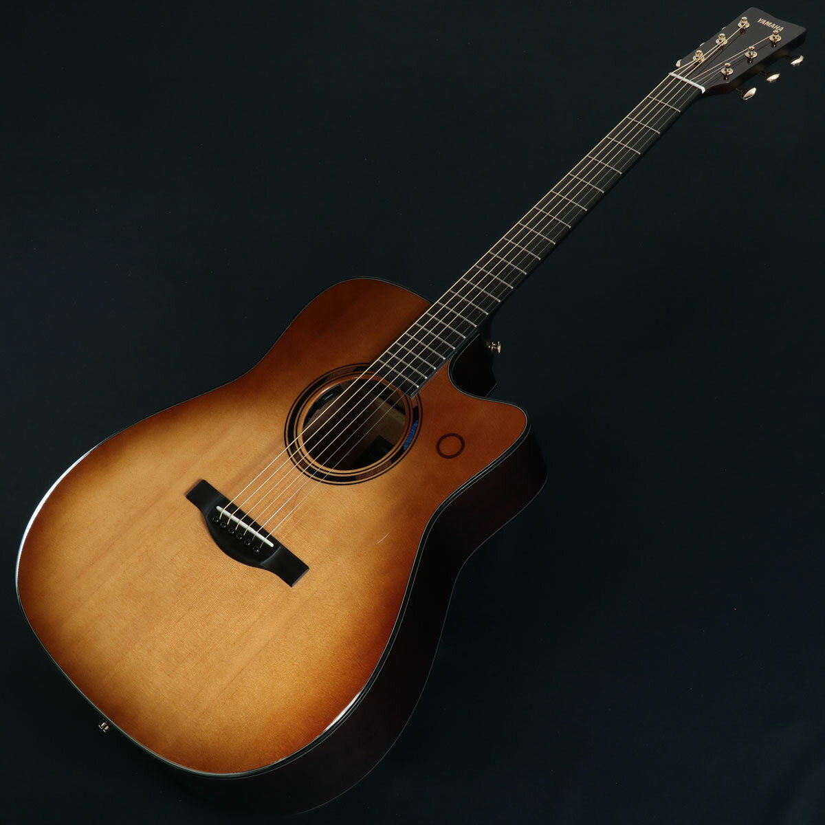 「トランスアコースティックギター」の第2世代となる新商品『TAG3 C』 「トランスアコースティックギター」とはアンプやエフェクター等の周辺機器を使わずに、ギター本体だけで、ライブハウスで演奏しているような豊かな響きを体感できるギターです。 今回発売する『TAG3 C』は、改良した2基のアクチュエーター（加振器）により、今まで以上に高品位なエフェクト音と新機能「ルーパー」を実現しました。専用アプリ「TAG Remote」を使えば、エフェクトの音質調整なども可能です。さらに、Bluetooth(R)機能も新搭載しており、スマートデバイスと接続すれば、本体をスピーカー代わりとしてオーディオ再生も楽しめます。 ■Bluetooth(R) 対応　：　スマートデバイスに接続すれば、お気に入りの曲をギターで鳴らすことができます ■Reverb / Chorusに加え、Delayエフェクトを内蔵 ■Looperを内蔵し、外部機器を使わずに自分でプレイしたバッキングにメロディーを被せたり、ギターを叩いて自分だけのビートを加えたりできます ■充電式電池　内蔵充電式リチウムイオン電池を使用しており、マグネット式充電用接続部を備えていて、最長5.5時間の演奏が可能 1. ギター本体だけで 3 種類のエフェクトをかけられる新しい演奏体験 弦の振動を電気信号に変換してエフェクト処理し、ボディの内部に設置した「アクチュエーター（加振器）」に伝え、アクチュエーターがギター全体を振動させる構造を採用しています。これにより、アンプやスピーカーを接続せずに、ギター本体の振動でエフェクトサウンドを発することができます。 『TAG3 C』では、従来の「コーラス」「リバーブ」に加え、トランスアコースティックギターとしては初となる「ディレイ」の 3 種類のエフェクトを搭載しました。専用アプリ「TAG Remote」を使用すれば、それぞれのエフェクトタイプの切り替えや、細かなパラメータを調整可能です。 2. ギター本体で録音・再生が可能なルーパー機能 ギター本体で自身の演奏を録音し、ループ再生することができる「ルーパー」機能を初搭載しました。操作は本体側部にあるボタンや表板のタップセンサーで直感的に行え、プレイヤーは頭に浮かんだフレーズを素早く形にでき、自由に創作活動を行えます。また専用アプリ「TAG Remote」には、最大 10 個のループフレーズを保存可能です。 3. Bluetooth 接続で本体からオーディオ再生。新たな楽しみ方を提供 トランスアコースティックギターとして初めて Bluetooth 機能を搭載しました。お手持ちのオーディオデバイスをつなげば、ギター本体をスピーカー代わりにしてオーディオ再生もお楽しみ頂けます。さらに、お好きな楽曲を流しながら、同じギターでセッションすることも可能です。 4. アコースティックギターとしての高い品質と洗練されたデザイン 表板にシトカスプルース（単板）、側裏板にマホガニー（単板）を採用。カッタウェイの入ったドレッドノートスタイルのボディは、パワフルなストロークに応えつつ高い演奏性も実現しています。さらに、シャンパンゴールドで統一されたハードウェアやサウンドホールの外周に施された美しいインレイなどのスタイリッシュなデザインも特徴です。 また、より大音量で長時間演奏（最大 5 時間半）できるようにトランスアコースティックギターとして初めてリチウムイオンバッテリーを内蔵しました。アンプとつなぐことでエレクトリックアコースティックギターとしても演奏でき、ライブステージでもご使用 いただけます。 付属品：純正ライトケース、メーカー保証書 製品仕様 品番TAG3 C 胴型ドレッドノートカッタウェイスタイル 弦長650mm 胴長505mm 全長1,039mm 胴幅（最大幅）412mm 胴厚100〜125mm 指板幅（上駒部）44mm 弦間ピッチ11.0mm 表板シトカスプルース単板 裏板・側板マホガニー単板 棹マホガニー 指板エボニー 指板半径R400mm 下駒枕エボニー 上駒・下駒ユリア樹脂 塗装グロス仕上げ 棹塗装マット仕上げ ピックアップシステムトランスアコースティック &#40;SYSTEM76&#41; コントローラーリバーブ/コーラス/ディレイ/ルーパー/ラインアウトボリューム/タップセンサー 接続ラインアウト/Bluetooth オーディオ 弦Elixir NANOWEB 80/20 Bronze Light 付属品六角レンチ/USB 電源アダプター/充電ケーブル ケースライトケース