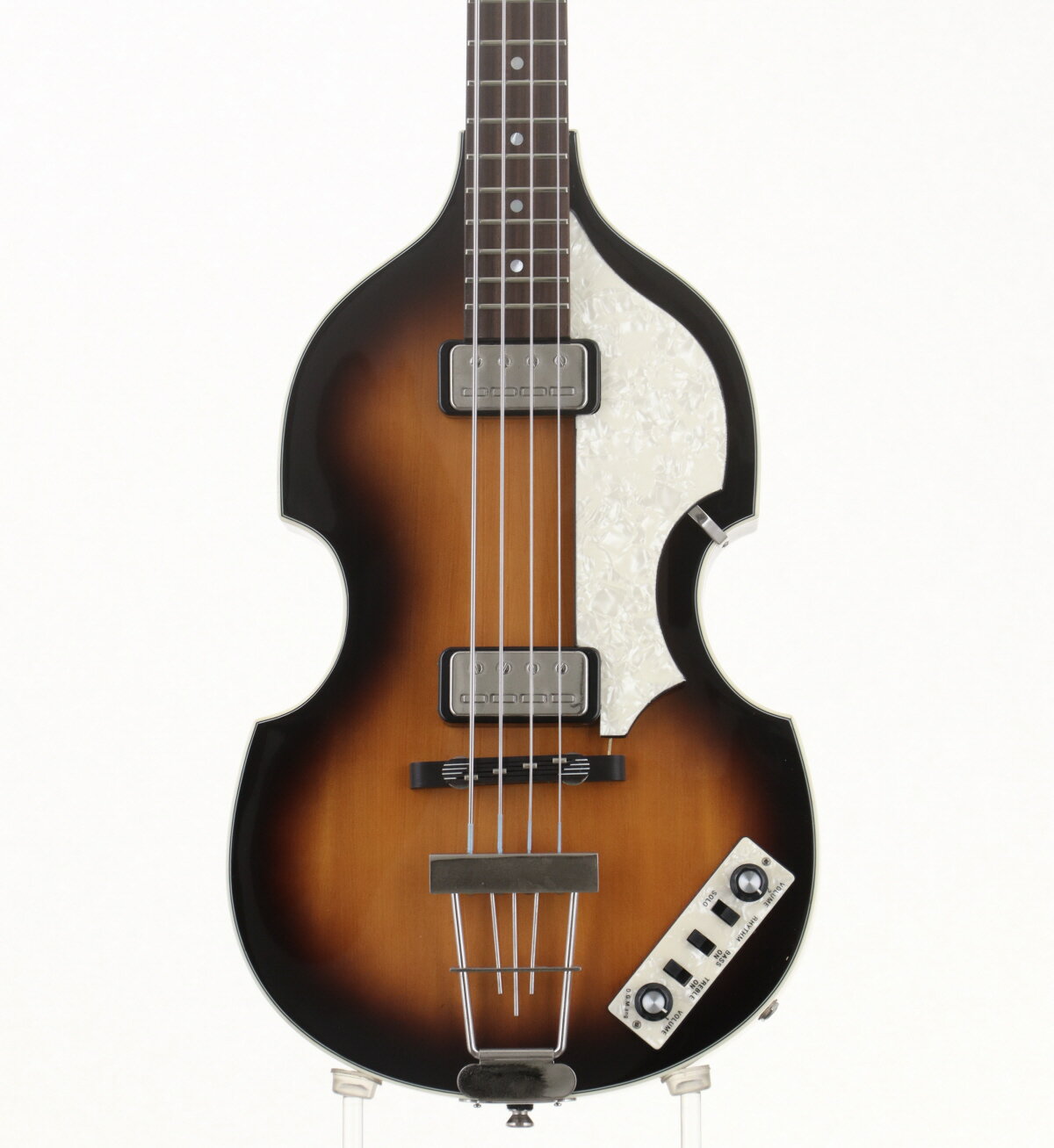 HOFNER / HCT-500/1J 【SN P0615B287】が中古で入荷。 付属品なし 細かい塗装不良や指板サイドに小さい塗装ダメージ、ボディトップに擦り傷含め使用感はございますが、こちらの商品は弊社入荷後、弦を新品に張り替えを行い、弊社リペア部門にて各部クリーニング、メンテナンス＆セットアップを行っております。 また購入後安心して永くお使い頂ける様、新品同様に1年間の保証をお付けしております。 商品ランク: B＋：多少傷はあるが通常使用する用途において問題なし 保証期間: 12ヶ月 シリアルナンバー: P0615B287 ケース: ハードケース 重量: 2.8kg トラスロッド: 【問題なし】ロッド左右60度まで確認済みにて問題なし フレット残り: 【問題なし】充分なフレット高さあり 弦高低音弦側: 12フレット上 3.1mm 弦高高音弦側: 12フレット上 2.6mm リペア・メンテナンス箇所: クリーニング・ロッド調整・オクターブ調整・弦高調整・すり合わせ ※中古品につき、傷・打痕等、写真に写りにくい部分や記載以外の傷があります。予めご了承くださいませ。 ※トラスロッド、フレット残り、弦高等の記載がある場合は当社スタッフがセットアップ時に計測したものであり、気候、湿度等、環境の違いによる影響等で、変化が起こります。 数値は購入時の参考としてご利用いただく事を想定しており、お手元に届いた際に同数値である事をお約束するものではございません。 ※こちらの商品は現物1点限りを、店頭展示を含め複数のモールに同時掲載しております。売却に伴う商品情報の削除は迅速を心掛けておりますが、必ずしもリアルタイムではございません。 ご注文後に万一売り切れとなっておりました際は、誠に申し訳ございませんがご容赦くださいませ。