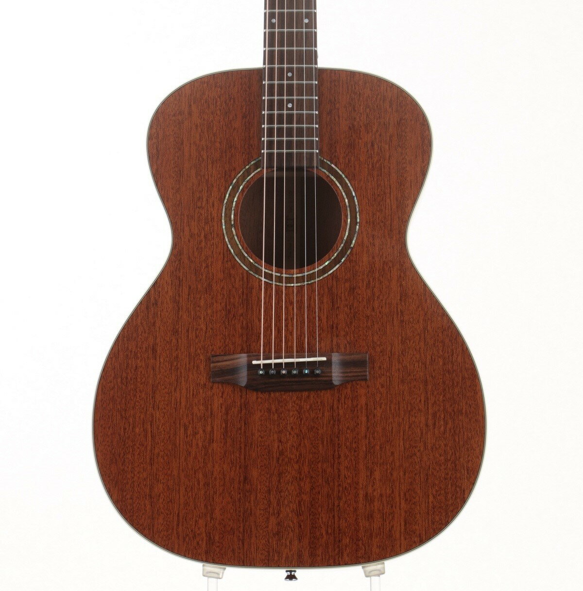 マホガニーボディのアコースティックギター。 トップはソリッドマホガニー、サイド＆バック＆ネックはマホガニー、指板はローズウッド。 サドルの下にシムが入れられております。 ヘッドに擦りキズが有り、ボディに擦りキズや弾きキズが見られ、金属パーツにてくすみやピッツがございます。 その他擦れやくすみなどございますが、コンディションは良好です。 ■ネックコンディション:良好 ■トラスロッド:締め/緩め方向に余裕あり ■フレット残り:70-80％ ■ケース:ソフトケース/純正 ■付属品:無し ■商品ランク:B＋：多少傷はあるが通常使用する用途において問題なし ■保証:12ヶ月 情報更新は迅速を心がけておりますが、店頭販売中の商品の為万が一売切れの際はご容赦の程お願い申し上げます。 「」