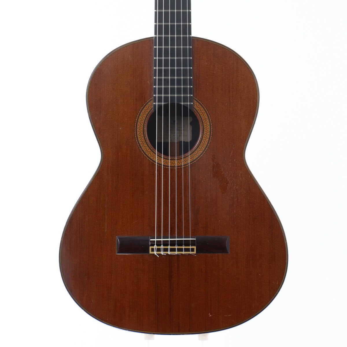 78年製のYC100が入荷しました。トップにはエゾマツ、サイド＆バックは合板のハカランダが使用されています。うねる杢目が非常に美しい1本、ジャパビン好きの方は是非。 コンディションですが、ボディトップのブリッジ左横にクラック修正跡があり、仕上げが少々雑で目立ちます。また、同じ辺りに裏側まで到達していないクラック修正跡が2箇所ございます。加えて、ブリッジ左下には木部まで達していないクラックがございます。また、ボディトップのサウンドホール付近に塗装の反応があります。全体的に使用感があり傷が目立ちます。 商品ランクB：かなり、傷＆使用感はあるが、通常使用する用途において問題なし 保証期間12ヶ月 シリアルナンバー21036 製造年1978 製造国日本 ケース非純正ハードケース 付属品- 重量- トラスロッド- フレット残り【問題なし】充分なフレット高さあり 弦高低音弦側12フレット上 4.4mm 弦高高音弦側12フレット上 3.6mm ナット幅52.8mm ネック厚1フレット付近22.1mm ネック厚12フレット付近- スケール666mm (26.2") RADIUS- セットアップ時の弦MATSUOKA MC1000HT / High Tension 変更箇所- リペア・メンテナンス箇所クリーニング・弦交換・ボディクラック修正・ペグ交換 その他- ※中古品につき、傷・打痕等、写真に写りにくい部分や記載以外の傷があります。予めご了承くださいませ。 ※トラスロッド、フレット残り、弦高等の記載がある場合は当社スタッフがセットアップ時に計測したものであり、 気候、湿度等、環境の違いによる影響等で、変化が起こります。数値は購入時の参考としてご利用いただく事を想定しており、 お手元に届いた際に同数値である事をお約束するものではございません。 ※こちらの商品は現物1点限りを、店頭展示を含め複数のモールに同時掲載しております。 売却に伴う商品情報の削除は迅速を心掛けておりますが、必ずしもリアルタイムではございません。 ご注文後に万一売り切れとなっておりました際は、誠に申し訳ございませんがご容赦くださいませ。 製品仕様 トラスロッド-フレット残り【問題なし】充分なフレット高さあり弦高&#40;低音弦側&#41;12フレット上 4.1mm弦高&#40;高音弦側&#41;12フレット上 3.5mmナット幅52.8mmネック厚（1フレット付近）22.1mmネック厚（12フレット付近）-スケール666mm &#40;26.2"&#41;RADIUS-セットアップ時の弦MATSUOKA MC1000HT / High Tensionリペア・メンテナンス箇所クリーニング・弦交換・ボディクラック修正・ペグ交換