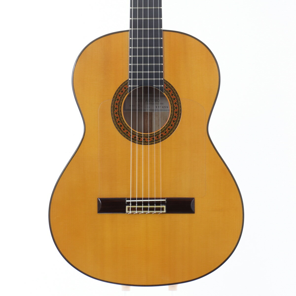 本場スペインのフラメンコギターが入荷です。真っ黒なエボニー指板が上品なモデル、カラッとしたタイトなサウンドが特徴で、価格的にもこれから始めたいという方にオススメです。 コンディションですが、ピックガードやその周りにピッキング傷があり、全体的に拭き傷などはありますが、年式を考慮すれば綺麗な状態です。 商品ランクB＋：多少傷はあるが通常使用する用途において問題なし 保証期間12ヶ月 シリアルナンバー970659 製造年1997 製造国スペイン ケースハードケース 付属品- 重量- トラスロッド- フレット残り【問題なし】充分なフレット高さあり 弦高低音弦側12フレット上 4.0mm 弦高高音弦側12フレット上 4.0mm ナット幅52.1mm ネック厚1フレット付近21.3mm ネック厚12フレット付近- スケール648mm (25.5") RADIUS- セットアップ時の弦MATSUOKA MC-1000HT 変更箇所- リペア・メンテナンス箇所クリーニング・弦交換・ロッド調整・オクターブ調整・弦高調整 その他- ※中古品につき、傷・打痕等、写真に写りにくい部分や記載以外の傷があります。予めご了承くださいませ。 ※トラスロッド、フレット残り、弦高等の記載がある場合は当社スタッフがセットアップ時に計測したものであり、 気候、湿度等、環境の違いによる影響等で、変化が起こります。数値は購入時の参考としてご利用いただく事を想定しており、 お手元に届いた際に同数値である事をお約束するものではございません。 ※こちらの商品は現物1点限りを、店頭展示を含め複数のモールに同時掲載しております。 売却に伴う商品情報の削除は迅速を心掛けておりますが、必ずしもリアルタイムではございません。 ご注文後に万一売り切れとなっておりました際は、誠に申し訳ございませんがご容赦くださいませ。