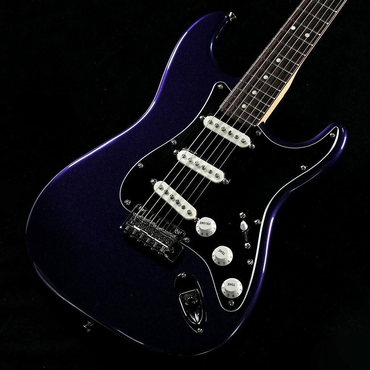 アズライト・メタリックカラーのストラトキャスターがイシバシ楽器限定で登場！『Azurite Metallic』カラーのHybridIIシリーズがイシバシ楽器限定販売！2021年に限定モデルにて登場した大人気カラーです。鉱物の『藍銅鉱』（Azurite）の名を冠した深みのあるブルーとブラックピックガードの組み合わせがなんともクールなモデルです。ヘッドをボディのカラーと合わせたマッチングヘッド仕様になっており、一味違うストラトキャスターに仕上がっております。限定販売の為お早めにご検討下さい。Made in Japan Hybrid IIは、ヴィンテージなルックスはそのままに、プレイヤーや音楽のジャンルを選ばないオールマイティーなモダンスペックを盛り込んだ、まさに「ハイブリッド」と呼ぶにふさわしいシリーズです。リズム/リード問わず、どのギタリストやベーシストにもフィットする演奏性と楽器のトーンを兼ね備えた製品を、世界的にファンの多いMade in Japanで実現しました。Hybrid II Stratocasterは、定評あるアルダーボディに新設計のHybrid II Custom Voiced Single Coilピックアップを装備し、ヴィンテージスタイルサドル付きの2点支持トレモロシステムを搭載。ヴィンテージロッキングチューナー、Modern “C”シェイプにサテンフィニッシュのネック、9.5インチラジアスの指板とナロートールフレットがスムーズなプレイヤビリティを提供します。■S/N:JD25020462■重量:3.36kg■JANコード:0885978236121■付属品:ソフトケース、トレモロアーム、調整用レンチ、メーカー保証書製品仕様Body Material : AlderBody Finish : Gloss UrethaneNeck : Maple, Modern “C”Neck Finish : Satin Urethane Finish on Back, Gloss Urethane Finish on FrontFingerboard : RosewoodFrets : 22, Narrow TallPosition Inlays : White Dot (Rosewood)Nut (Material/Width) : Bone, 1.650” (42 mm)Tuning Machines : Vintage-Style LockingScale Length : 25.5” (64.77 cm)Bridge : 2-Point Synchronized Tremolo with Vintage-Style Stamped Steel SaddlesPickguard : Black (3PlyPickups : Hybrid II Custom Voiced Single Coil Stratocaster (Bridge), Hybrid II Custom Voiced Single Coil Stratocaster (Middle), Hybrid II Custom Voiced Single Coil Stratocaster (Neck)Pickup Switching 5-Position Blade : Position 1. Bridge Pickup, Position 2. Bridge and Middle Pickup, Position 3. Middle Pickup, Position 4. Middle and Neck Pickup, Position 5. Neck PickupControls : Master Volume, Tone 1. (Neck Pickup), Tone 2. (Bridge/Middle Pickup)Control Knobs : EggshellHardware Finish : Nickel/ChromeStrings : Nickel Plated Steel (.009-.042 Gauges)Case/Gig Bag : Gig Bag