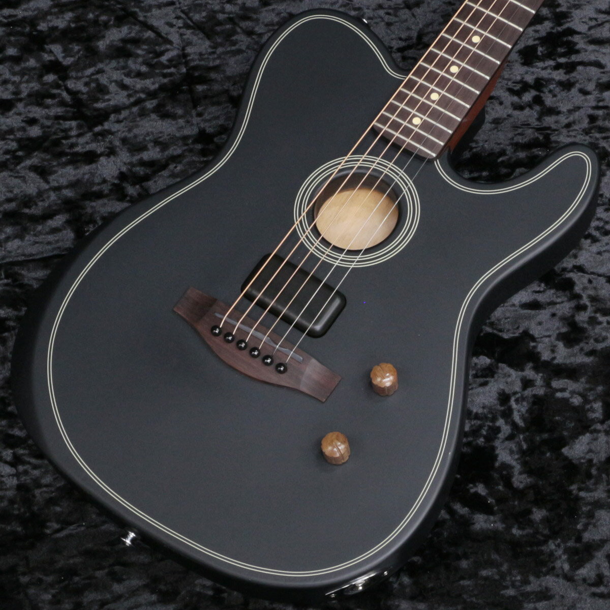 ハイブリットギター、アコスタソニックにコストパフォーマンスシリーズ『Standard』が登場！ Acoustasonic Standard Telecasterは、アコースティックとエレクトリックという2つの異なるサウンドキャラクターの多彩なトーンを1つの楽器で楽しむことができるクリエイティブツールです。 ブレイシングされたソリッドシトカスプルーストップ、フルチェンバー構造のボディ、革新的なFenderとFishman共同設計のアナログエレクトロニクス、ボリュームコントロール、マグネティックとピエゾの2種類のピックアップのブレンドコントロール、そしてFenderのアイコンとして親しまれている演奏性を備えたこのTelecasterは、Acoustasonicシリーズのパフォーマンスを手軽に体験できるエッセンスを備えています。 主な特徴 ・Fender Acoustasonic Shawbucker、Fishmanアンダーサドルトランスデューサーの2ピックアップ構成 ・マスターボリューム、ブレンドコントロール ・エルボーおよびバックコンター ・ソリッドシトカスプルーストップ、ニヤトーボディ＆ネック ・ローズウッド指板＆ブリッジ ■付属品：ソフトケース、メーカー保証書 ■ JAN：0885978279449 Model: Acoustasonic Standard Telecaster Black Body Shape: Acoustasonic Telecaster Body Top: Solid Sitka Spruce Back and Sides: Nyatoh, Nyatoh Body Finish: Satin Urethane Rosette: Black/Aged White Neck: Nyatoh, Modern “Deep C” Neck Finish: Satin Urethane Fingerboard: Rosewood, 12” (305 mm) Frets: 22, Medium Jumbo Position Inlays: Ivory Dot Nut Material/Width: Graph Tech TUSQ, 1.6875” (42.86 mm) Truss Rod: Dual-Action Head Adjust Tuning Machines: Fender Standard Cast/Sealed with Hex Buttons Scale Length: 25.5” (64.77 cm) Bridge: Modern Asymmetrical Special Electronics: 2-pickup configuration | Under-Saddle Piezo, Acoustasonic Shawbucker Magnetic Controls: Master Volume, Blend (Magnetic-Piezo) Hardware Finish: Chrome Strings: Fender 70CL 80/20 Bronze (.011-.052 Gauges) ※こちらの商品は現物1点限りを、店頭展示を含め複数のモールに同時掲載しております。売却に伴う商品情報の削除は迅速を心掛けておりますが、必ずしもリアルタイムではございません。 ご注文後に万一売り切れとなっておりました際は、誠に申し訳ございませんがご容赦くださいませ。