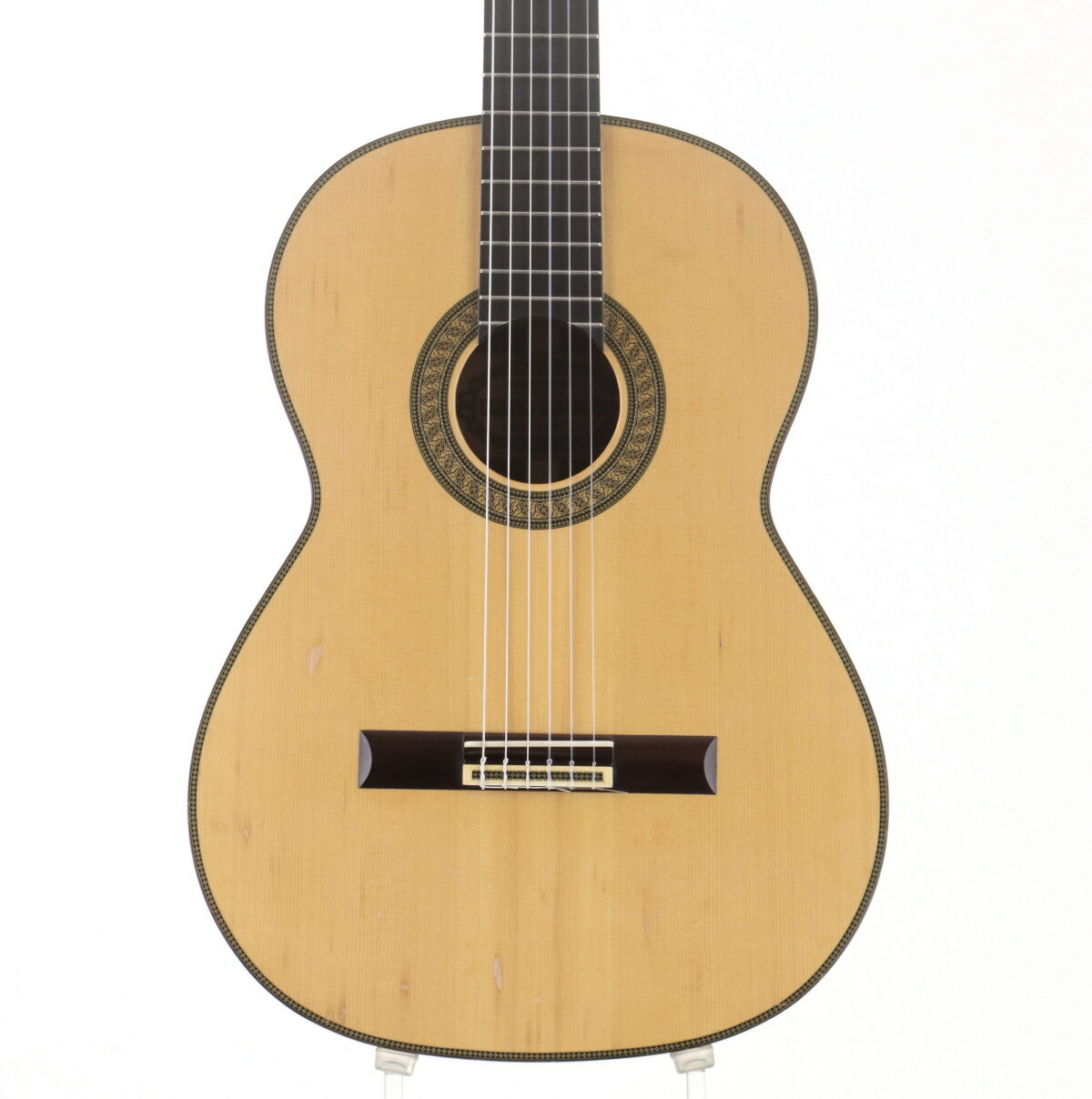 SUMIO MADRID CONCIERTO を入荷いたしました！日本製の高級クラシックギター。1982年製のものだと思われます。ヘッドの彫刻の美しさは他に類を見ないでしょう。年式相応の経年変化があり、ボディ・ヘッド・ネックにキズ、打痕が多数ございます。TOP割れがあったので、接着しております。トップに少し膨らみがございますが、プレイアビリティには影響ございません。弦高が6弦12フレット上で4.0mm、1弦12フレット上で 3.5mmとなっており、高めとなっております。フレットは6割程の高さがございます。■B：打痕、擦り傷、金属パーツのくすみ、サビがあり、年式相応の経年変化。ボディ・ヘッド・ネックにキズ、打痕多数あり。■製造国　日本■製造年　1982年■ネック　順反り■フレット：フレットには激しい凹凸はございません。6割ほどの高さがあります。■修理及び部品交換歴：ヒールキャップ修正・TOP割れ接着＆割れ止め×2・ネックアイロン修正・フレットすり合わせ■付属品　ハードケース■保証：12カ月 製品仕様 商品ランクB：かなり、傷＆使用感はあるが、通常使用する用途において問題なし 保証期間12ヶ月 シリアルナンバー198220 製造年- 製造国- ケースハードケース 付属品- 重量- トラスロッド- フレット残り【問題なし】充分なフレット高さあり 弦高低音弦側12フレット上 4.0mm 弦高高音弦側12フレット上 3.5mm ナット幅- ネック厚1フレット付近- ネック厚12フレット付近- スケール- RADIUS- セットアップ時の弦MATSUOKA MC1000HT / High Tension 変更箇所- リペア・メンテナンス箇所ヒールキャップ修正・TOP割れ接着＆割れ止め×2・ネックアイロン修正・フレットすり合わせ・クリーニング・弦交換・弦高調整 その他- ※中古品につき、傷・打痕等、写真に写りにくい部分や記載以外の傷があります。予めご了承くださいませ。 ※トラスロッド、フレット残り、弦高等の記載がある場合は当社スタッフがセットアップ時に計測したものであり、 気候、湿度等、環境の違いによる影響等で、変化が起こります。数値は購入時の参考としてご利用いただく事を想定しており、 お手元に届いた際に同数値である事をお約束するものではございません。 ※こちらの商品は現物1点限りを、店頭展示を含め複数のモールに同時掲載しております。 売却に伴う商品情報の削除は迅速を心掛けておりますが、必ずしもリアルタイムではございません。 ご注文後に万一売り切れとなっておりました際は、誠に申し訳ございませんがご容赦くださいませ。