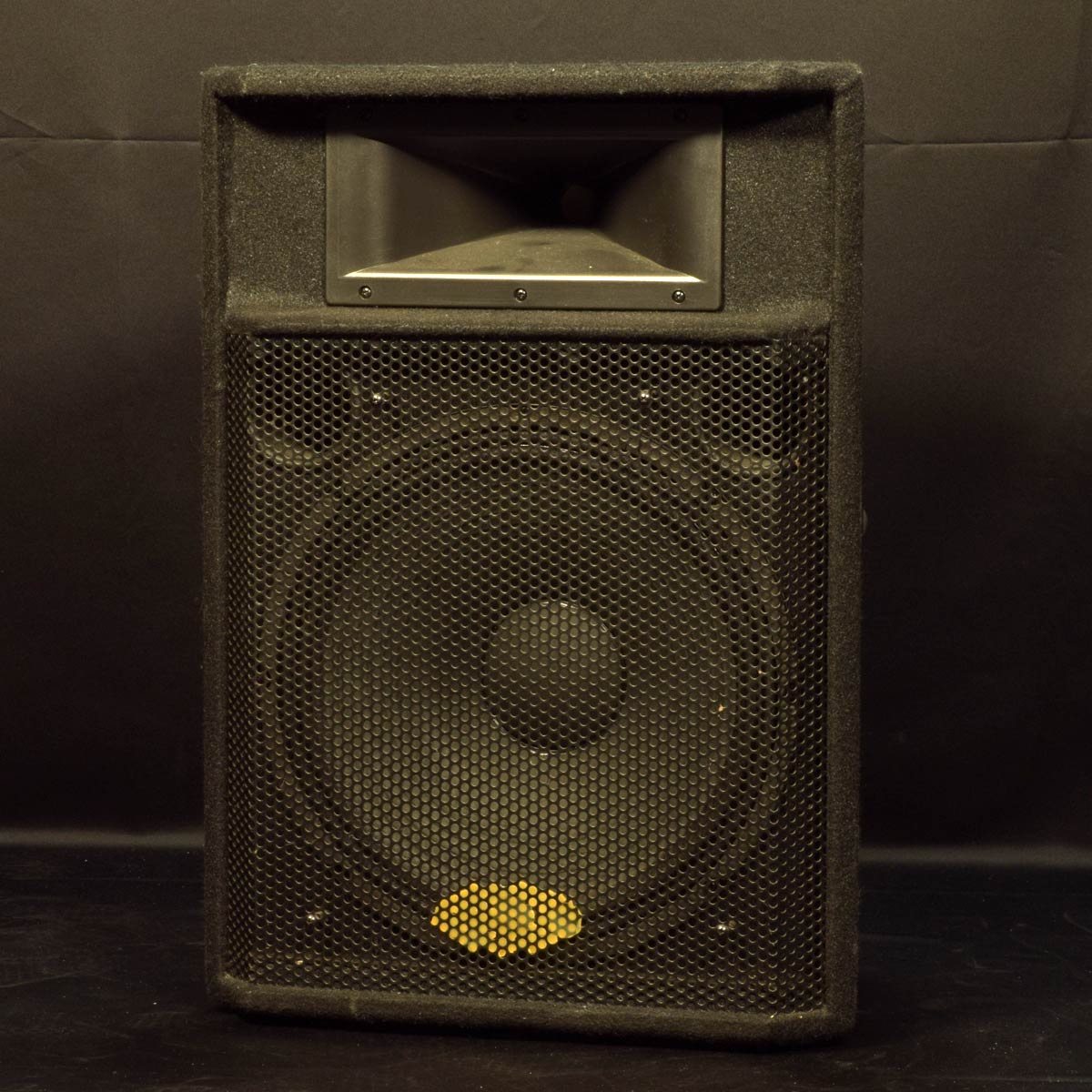 BEHRINGERのパッシブスピーカー「EUROLIVE P1520」です。640ワットの2ウェイPAスピーカーシステムです。強力な15インチの長距離エクスカーションドライバーにより、巨大な音響出力を実現し、最先端の1.75インチチタン式ダイアフラム圧縮ドライバを搭載し、優れた高周波再現を実現します。※正面のロゴ剥がれあり、傷や外装の毛玉など使用感があります、保証対象外、現状販売です。正面のロゴ剥がれあり、傷や外装の毛玉など使用感があります商品ランク:B （並品）保証　：　無し付属品　： 本体のみ　 シリアル　：　W0705063729