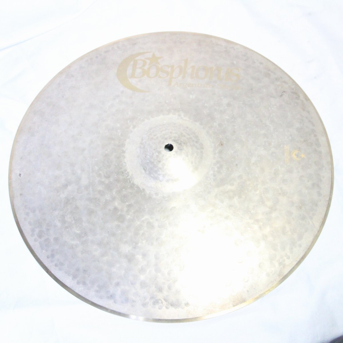 ■アルゲンタムシリーズ 1996年の創業当初よりハンドメイド製造を貫き、他のトルコシンバルメーカーと 一線を画したサウンドで高い人気を誇るボスフォラス。 特殊な加工を施すことで生まれるシルバーのルックスにゴールドのロゴを誂え、 ラグジュアリーな外観が特徴のシリーズです。 明るくコントロールしやすい短めのサスティーンが特徴で、繊細なタッチにも応える 使い勝手の良い一枚です！ サイズ：18インチ ※店頭でも展示販売している商品に付き、指紋等が付着している場合がございますが、 サウンド、クオリティには問題ございません、予めご了承くださいませ。