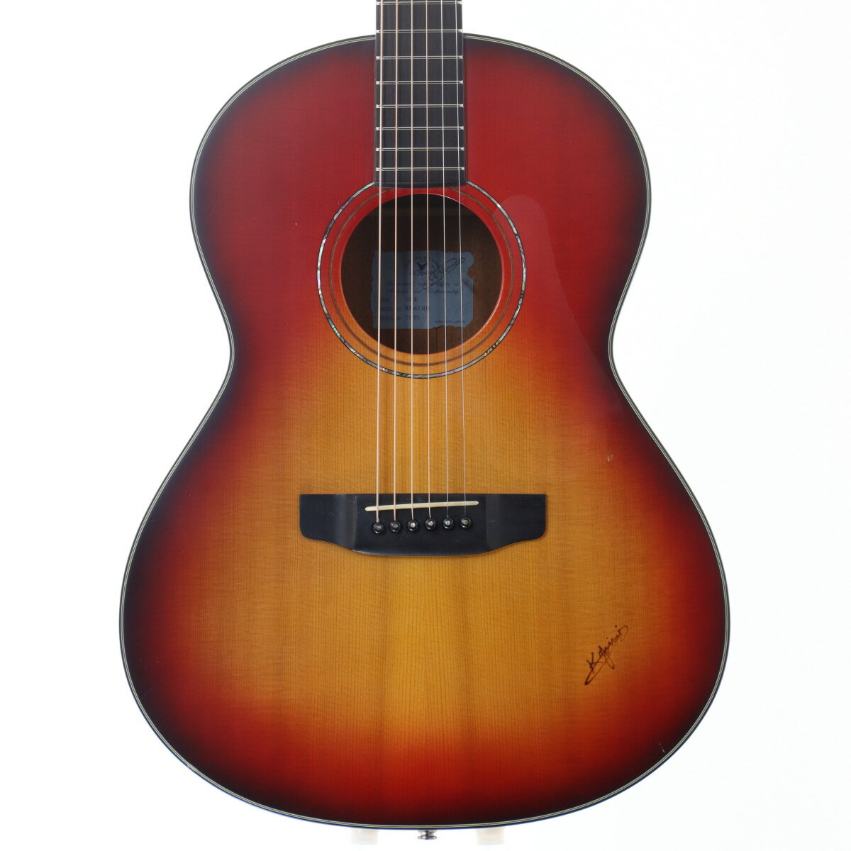 ヤイリの定番モデル！小振りなボディとお馴染みのスリムネックが日本人にフィットするヤイリの定番モデル。スプルーストップにサイド＆バックはマホガニー、鮮やかなグラデーションが美しく家に置いているだけでもオシャレな雰囲気を作り出してくれます。お手頃な国産ギターをお探しの方は是非ご検討下さいませ。 コンディションですが、ネック裏にテカリと当て傷が無数にございます。また、ピックガードが剥がされており張られていた部分のみテカリがでています。ボディにも当て傷がたくさんあり使用感がございます。 製品仕様 商品ランクB＋：多少傷はあるが通常使用する用途において問題なし 保証期間12ヶ月 シリアルナンバー73793 製造年2018 製造国日本 ケース純正ハードケース 付属品- 重量1.87kg トラスロッド【問題なし】ロッド左右60度まで確認済みにて問題なし フレット残り【問題なし】充分なフレット高さあり 弦高低音弦側12フレット上 2.7mm 弦高高音弦側12フレット上 2.1mm ナット幅42.0mm ネック厚1フレット付近20.4mm ネック厚12フレット付近- スケール648mm (25.5") RADIUS508mm (20") セットアップ時の弦D'Addario EJ-16 / .012-.053 set 変更箇所- リペア・メンテナンス箇所クリーニング・弦交換・ロッド調整 その他- ※中古品につき、傷・打痕等、写真に写りにくい部分や記載以外の傷があります。予めご了承くださいませ。 ※トラスロッド、フレット残り、弦高等の記載がある場合は当社スタッフがセットアップ時に計測したものであり、 気候、湿度等、環境の違いによる影響等で、変化が起こります。数値は購入時の参考としてご利用いただく事を想定しており、 お手元に届いた際に同数値である事をお約束するものではございません。 ※こちらの商品は現物1点限りを、店頭展示を含め複数のモールに同時掲載しております。 売却に伴う商品情報の削除は迅速を心掛けておりますが、必ずしもリアルタイムではございません。 ご注文後に万一売り切れとなっておりました際は、誠に申し訳ございませんがご容赦くださいませ。