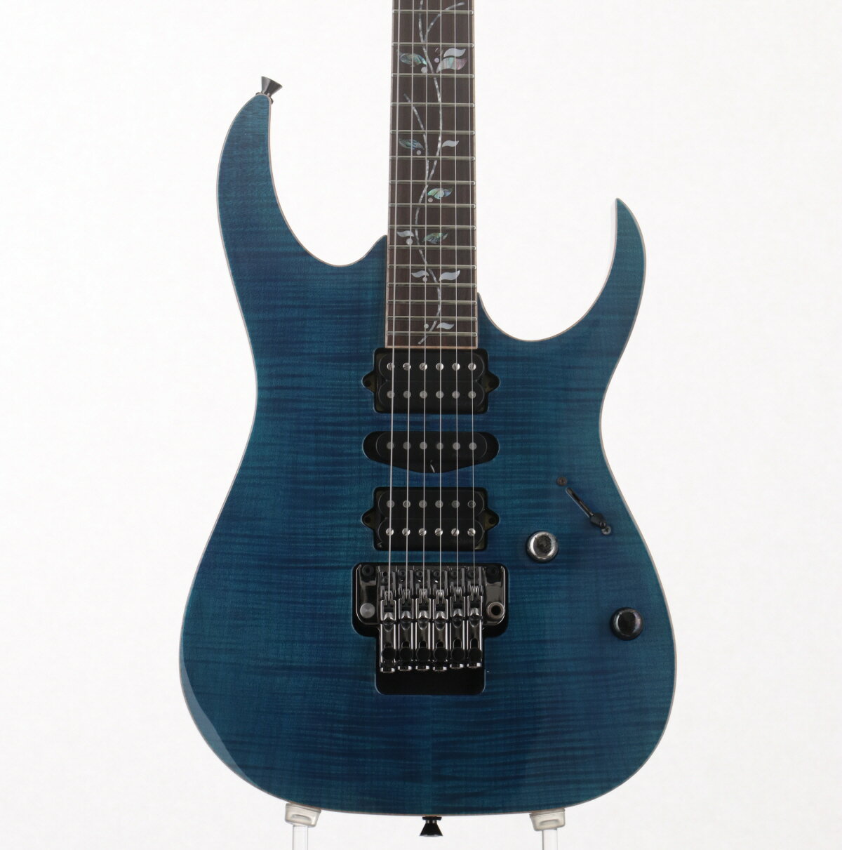 Ibanez RG8570Z j.customが中古にて入荷。フレイム・メイプルトップ、マホガニーバックのボディ、Tree of Lifeインレイが施されたローズウッド指板、メイプル材とウォルナット材を組み合わせたネックの仕様。ピックアップには、クリアかつウォームなサウンドが特徴のDiMarzio Air Norton、ブライトかつ低ノイズ・サウンドが特徴のDiMarzio True Velvet、高音域から低音域までバランスよく出力しパワフルなサウンドが特徴のDiMarzio The Tone Zoneを搭載。見た目にも美しく、弾き易さと薄さとを追求したSuper Wizardシェイプのネックなど演奏性にも優れた1本です。 5弦ペグの周りにうっすらと円を描くような擦り傷、1弦側ネックポケットにクラック、ボディバックに塗装を欠く傷、ヴォリューム、トーンともにノブの傷が目立ちます。その他、演奏に伴う擦り傷、経年にともなう金属パーツのくすみなどが見受けられ、外観上はプレイヤーズコンディションとなります。弊社リペアセンターにて、調整、クリーニング済みで演奏上は現状問題ございません。 製品仕様 商品ランクB＋：多少傷はあるが通常使用する用途において問題なし 保証期間12ヶ月 シリアルナンバーF2106958 製造年 製造国日本 ケースハードケース 付属品アーム、レンチ、認定証 重量3.75kg トラスロッド【問題なし】ロッド左右60度まで確認済みにて問題なし フレット残り【問題なし】充分なフレット高さあり 弦高低音弦側12フレット上 2.0mm 弦高高音弦側12フレット上 1.5mm ナット幅- ネック厚1フレット付近- ネック厚12フレット付近- スケール- RADIUS- セットアップ時の弦ERNIE BALL 2223 / .009-.042 set 変更箇所- リペア・メンテナンス箇所クリーニング・弦交換・ロッド調整・オクターブ調整・弦高調整・フレットすり合わせ その他- ※中古品につき、傷・打痕等、写真に写りにくい部分や記載以外の傷があります。予めご了承くださいませ。 ※トラスロッド、フレット残り、弦高等の記載がある場合は当社スタッフがセットアップ時に計測したものであり、 気候、湿度等、環境の違いによる影響等で、変化が起こります。数値は購入時の参考としてご利用いただく事を想定しており、 お手元に届いた際に同数値である事をお約束するものではございません。 ※こちらの商品は現物1点限りを、店頭展示を含め複数のモールに同時掲載しております。 売却に伴う商品情報の削除は迅速を心掛けておりますが、必ずしもリアルタイムではございません。 ご注文後に万一売り切れとなっておりました際は、誠に申し訳ございませんがご容赦くださいませ。