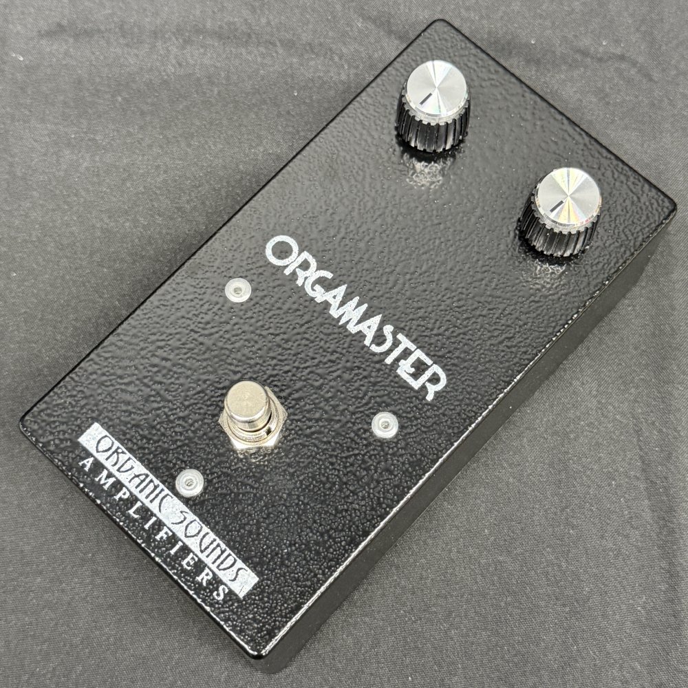 間違いのないサウンドクオリティを誇る「Organic Sounds」のRange masterを踏襲したペダルが中古入荷！トレブルブースターとして名を馳せるRange masterをただクローニングしただけでは収まらないOrgamaster。コントロールは非常にシンプルではございますが、本家と異なり1つコントロールが追加されております。こちらは音圧感をコントロールするようなノブとなり、回せば低音がガツンと出て音圧が上がったような感触がございます。ギターのボリュームを絞った際の、線の細さなどを補完でき、アンプのプッシュなどに使用するとかなり良い結果を得られるようなコントロールです。 キズや汚れなど若干の使用感はございますが動作上の問題はございません。 ※画像に映っている商品が付属品含め全てとなります。 製品仕様 商品ランクB＋：多少傷はあるが通常使用する用途において問題なし 保証期間6ヶ月 シリアルナンバー 重量- サイズ- 製造年- 製造国 ケース 取扱説明書 電源 付属品- ※中古品につき、傷・打痕等、写真に写りにくい部分や記載以外の傷があります。予めご了承くださいませ。 ※こちらの商品は現物1点限りを、店頭展示を含め複数のモールに同時掲載しております。 売却に伴う商品情報の削除は迅速を心掛けておりますが、必ずしもリアルタイムではございません。 ご注文後に万一売り切れとなっておりました際は、誠に申し訳ございませんがご容赦くださいませ。