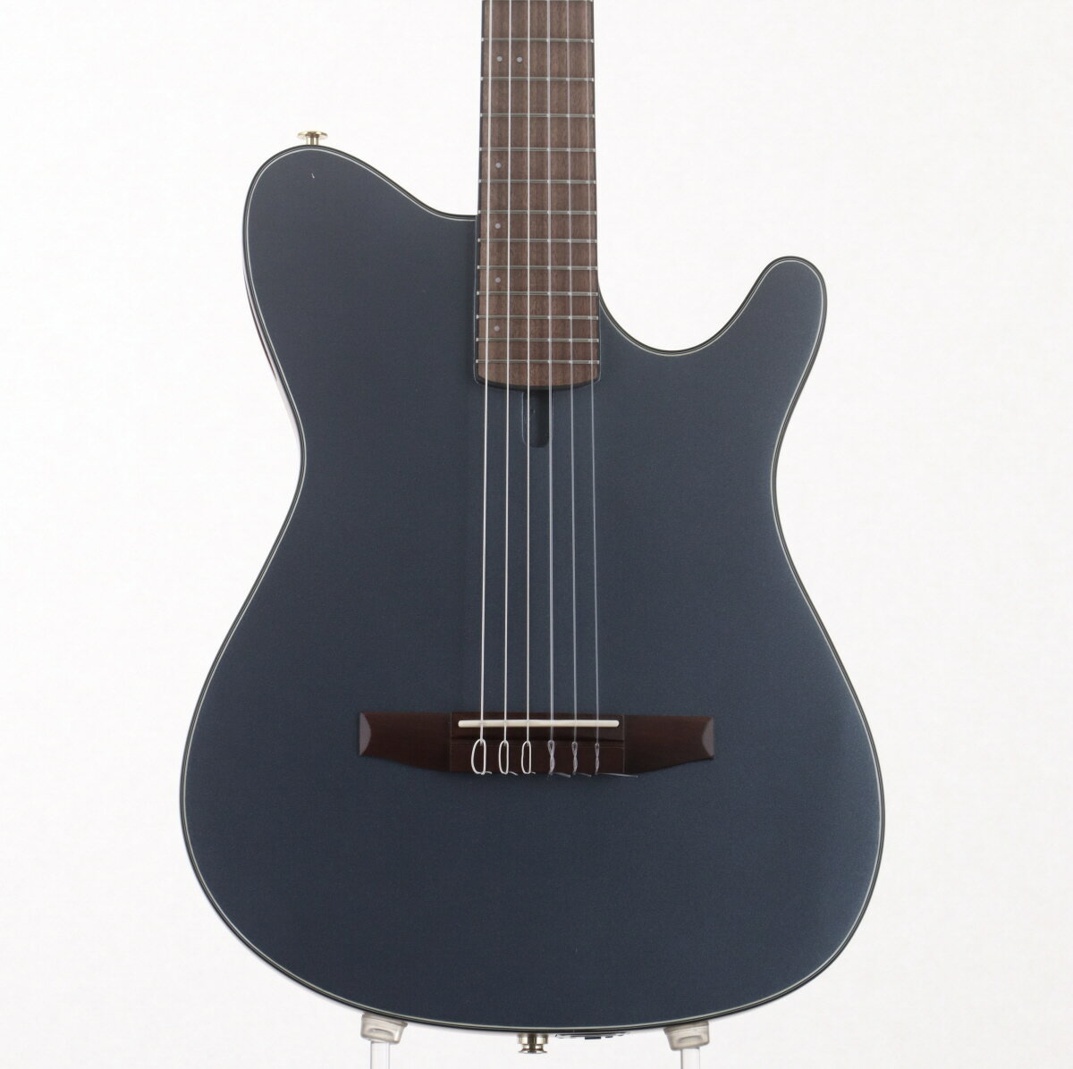 リビング・ギターとしても最適な “ナイロン・エレクトリック”、アイバニーズのFRH10N（コントロール非搭載モデル）です。シングルカットのIbanezオリジナル”FR”シェイプを基に、クラシック・ギターでは一般的なファン・ブレーシングをトップ（表甲）に備えた厚さ約50mmのホロウ構造ボディ。スプルース・トップ、サペリ・サイド＆バック、46mmナット/400?R指板、ボディサイドにモニター用サウンド・ポート、エンドピン・ジャックとバッテリーBOXにミュートSWを備えています。エレキプレイヤーにも違和感の少ないナイロン・エレクトリック・ギターです。若干の使用感（スレや拭きスジ、金属パーツの曇り、等）は見られるものの程度良好です。入荷時にセットアップ（クリーニング・弦交換・ロッド調整・オクターブ調整・弦高調整・フレットすり合わせ）済み、フレット山は演奏に問題ない高さがあり、トラスロッドは左右60°度まで確認済みにて問題ない状態です。 製品仕様 商品ランクB＋：多少傷はあるが通常使用する用途において問題なし 保証期間12ヶ月 シリアルナンバー5B01PW240500650 製造年2024 製造国インドネシア ケースソフトケース 付属品- 重量- トラスロッド【問題なし】ロッド左右60度まで確認済みにて問題なし フレット残り【問題なし】新品と同等の状態 ナット幅46mm ネック厚1フレット付近- ネック厚12フレット付近- スケール648mm/25.5" RADIUS400mmR セットアップ時の弦MATSUOKA MC1000HT / High Tension 変更箇所- リペア・メンテナンス箇所クリーニング・弦交換・ロッド調整・オクターブ調整・弦高調整・フレットすり合わせ その他- ※中古品につき、傷・打痕等、写真に写りにくい部分や記載以外の傷があります。予めご了承くださいませ。 ※トラスロッド、フレット残り、弦高等の記載がある場合は当社スタッフがセットアップ時に計測したものであり、 気候、湿度等、環境の違いによる影響等で、変化が起こります。数値は購入時の参考としてご利用いただく事を想定しており、 お手元に届いた際に同数値である事をお約束するものではございません。 ※こちらの商品は現物1点限りを、店頭展示を含め複数のモールに同時掲載しております。 売却に伴う商品情報の削除は迅速を心掛けておりますが、必ずしもリアルタイムではございません。 ご注文後に万一売り切れとなっておりました際は、誠に申し訳ございませんがご容赦くださいませ。
