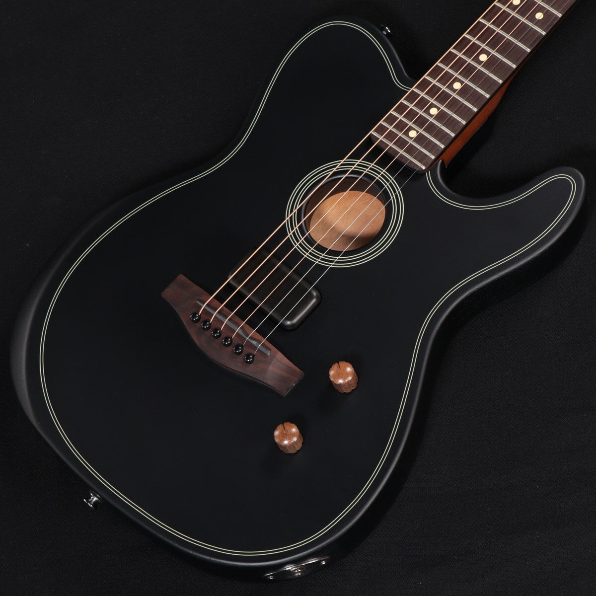 ハイブリットギター、アコスタソニックにコストパフォーマンスシリーズ『Standard』が登場！ Acoustasonic Standard Telecasterは、アコースティックとエレクトリックという2つの異なるサウンドキャラクターの多彩なトーンを1つの楽器で楽しむことができるクリエイティブツールです。 ブレイシングされたソリッドシトカスプルーストップ、フルチェンバー構造のボディ、革新的なFenderとFishman共同設計のアナログエレクトロニクス、ボリュームコントロール、マグネティックとピエゾの2種類のピックアップのブレンドコントロール、そしてFenderのアイコンとして親しまれている演奏性を備えたこのTelecasterは、Acoustasonicシリーズのパフォーマンスを手軽に体験できるエッセンスを備えています。 ■ 主な特徴 ・Fender Acoustasonic Shawbucker、Fishmanアンダーサドルトランスデューサーの2ピックアップ構成 ・マスターボリューム、ブレンドコントロール ・エルボーおよびバックコンター ・ソリッドシトカスプルーストップ、ニヤトーボディ＆ネック ・ローズウッド指板＆ブリッジ 主な仕様 Body Shape : Acoustasonic Telecaster Body Top : Solid Sitka Spruce Back and Sides : Nyatoh, Nyatoh Body Finish : Satin Urethane Rosette : Black/Aged White Neck : Nyatoh, Modern “Deep C” Neck Finish : Satin Urethane Fingerboard : Rosewood, 12” (305 mm) Frets : 22, Medium Jumbo Position Inlays : Ivory Dot Nut (Material/Width) : Graph Tech TUSQ, 1.6875” (42.86 mm) Truss Rod : Dual-Action Head Adjust Tuning Machines : Fender Standard Cast/Sealed with Hex Buttons Scale Length : 25.5” (64.77 cm) Bridge : Modern Asymmetrical Special Electronics : 2-pickup configuration | Under-Saddle Piezo, Acoustasonic Shawbucker Magnetic Controls : Master Volume, Blend (Magnetic-Piezo) Hardware Finish : Chrome Strings : Fender 70CL 80/20 Bronze (.011-.052 Gauges) ■ シリアル : IWF25010266 ■ JAN : 0885978279449 ■ 付属品 : ソフトケース、メーカー保証書 複数のサイトに掲載しておりますため、他のサイトにて既にご販売済みである場合もございます。 売却に伴う商品情報の削除は迅速を心掛けておりますが、ご注文後に万一売り切れとなっておりました際は誠に申し訳ございませんがご容赦くださいませ。