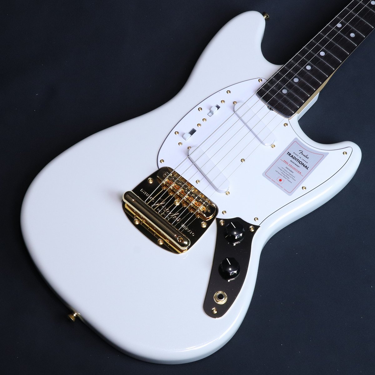 2025年限定生産！日本製『Traditional 2025 Collection』登場！ フェンダーの伝統的な楽器製作の美学と日本の洗練されたクラフトマンシップを融合することで導き出されたMade in Japan Traditionalシリーズ。 フェンダーの正統なDNAが、確かなMade in Japanクオリティで蘇ります。 Made in Japan Traditional 2025 Collection ‘60s Mustangは、Made in Japan Traditional 60s Mustangをベースに2025年限定のルックスを纏った特別なモデルです。 “Black Pearl”と”White Pearl”は、ボディとヘッドストックにこれらの製品だけの特殊なパール塗装を施しており、ゴールドに統一されたハードウェアと相まって、より一層、優雅で上品な高級感を得ることができます。 製品スペックとしては、グロスフィニッシュのバスウッドボディを採用。22本のヴィンテージスタイルフレットを装備した9.5インチラジアスの”U” シェイプメイプルネックがTraditionalシリーズならではのクラシカルな演奏性を提供します。 ダイナミックヴィブラートテイルピース付きのフローティングブリッジ、そしてTraditionalシリーズのために選定されたオリジナルピックアップはリアルで音楽的なヴィンテージトーンを奏でます。堅実なギタークラフトマンシップと、プレイヤーのニーズに柔軟に対応する答えが、本シリーズに反映されています。※本製品は2025年の限定生産品です。 ■付属品：ソフトケース、トレモロアーム、調整用レンチ、メーカー保証書 ■JANコード:0885978551576 ■シリアルナンバー:JD25028109 ■重量:3.23kg ※こちらの商品は店頭展示品の為、画像に写りにくい磨き傷などがある場合がございます。 製品仕様 Body Material BasswoodBody Finish Gloss PolyesterNeck Maple, “U” ShapeNeck Finish Gloss UrethaneFingerboard Rosewood, 9.5” &#40;241 mm&#41;Frets 22, VintagePosition Inlays Pearl Dot &#40;Rosewood&#41;Nut &#40;Material/Width&#41; Bone, 1.578” &#40;40 mm&#41;Tuning Machines Vintage-Style with Aged White Plastic ButtonsScale Length 24” &#40;610 mm&#41;Bridge Floating Bridge with Dynamic Vibrato TailpiecePickguard 3-Ply WhitePickups Single-Coil Mustang &#40;Bridge&#41;, Single-Coil Mustang &#40;Neck&#41;Pickup Switching On/Off Slider, In/Out Phase Switch for Each PickupControls Master Volume, Master ToneControl Knobs Black PlasticHardware Finish GoldStrings Nickel Plated Steel &#40;.009-.042 Gauges&#41;Case/Gig Bag Included