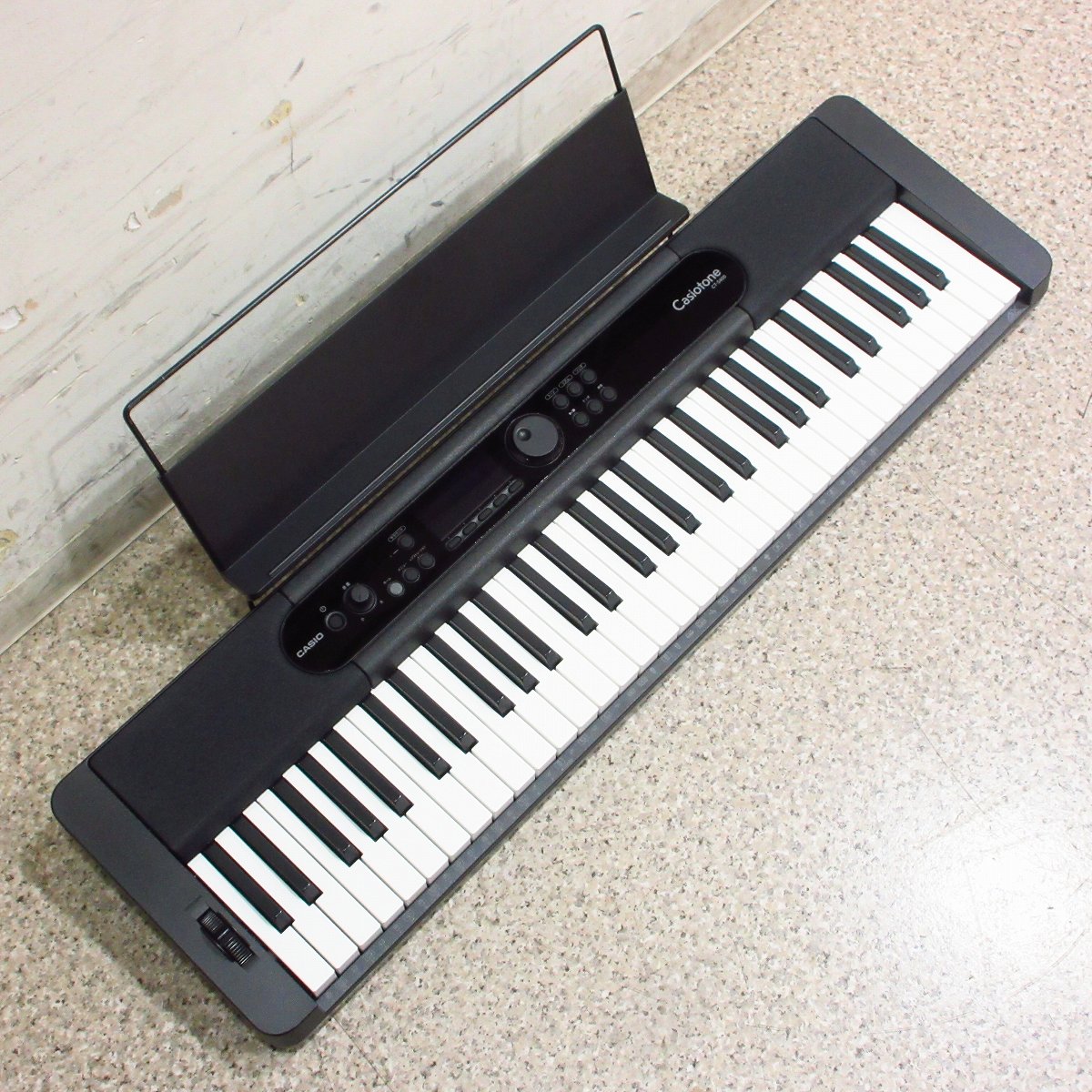 迫力あるスピーカーシステムを搭載した、軽量＆コンパクトな61鍵キーボード。 さまざまなジャンルの音楽を演奏できる600音色内蔵。200種類のリズムパターンと合わせて演奏できる 自動伴奏機能など、楽しみ方盛りだくさん。 電池駆動も可能で、場所を選ばず演奏が楽しめます。 こちらはCASIO製の背負えるソフトケースも付属していて、持ち運びや保管にも便利です。 音色数：600、同時最大発音数：48、質量：4.5?（電池含まず）、2024年製。 ■中古保証:6ヶ月 ■商品ランク:B+ ■状態：スリキズやよごれはところどころ見られますが、現状演奏に問題はございません。 ■付属品:ACアダプター、クイックスタートガイド、譜面立て、ソフトケース ■シリアルNO.:880BDC142007598GBD