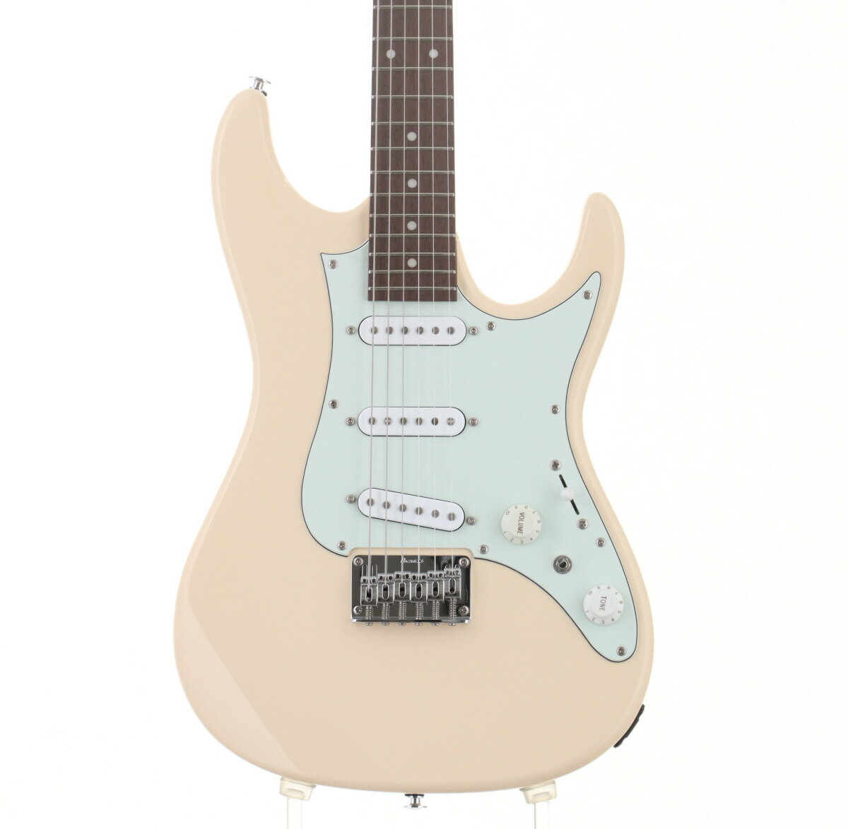 Ibanezが培ってきたギター創りのAからZまでをつぎ込んだAZシリーズを元にビギナー向けに開発されたAZES（AZ Essentials）。 ボディはポプラ、ネックはメイプル、指板はジャトバ、「dyna-MIX8」システムを搭載し8パターンのサウンドバリエーションを選択可能。 ナット溝修正、フレット擦り合わせを行っております。 コントロール類を操作するとガリノイズが発生する場合がございます。現状でのお渡しとなります。 ヘッドに打痕が有り、ボディに擦りキズが見られ、ピックガードに弾きキズが有り、金属パーツにてくすみがございます。 その他擦れやくすみなどございますが、コンディションは良好です。 ■ネックコンディション:良好 ■トラスロッド:締め/緩め方向に余裕あり ■フレット残り:70-80％ ■製造国:インドネシア ■ケース:ソフトケース/純正 ■付属品:無し ■商品ランク:B＋：多少傷はあるが通常使用する用途において問題なし ■シリアルナンバー:I211107017 ■重量:3.01kg ■保証:12ヶ月 情報更新は迅速を心がけておりますが、店頭販売中の商品の為万が一売切れの際はご容赦の程お願い申し上げます。 「」