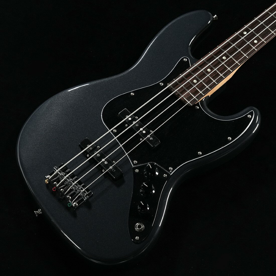 イシバシ楽器限定販売！大人気の日本製HYBRID IIシリーズのマッチングヘッド仕様、特別カラーモデルが登場です！Fenderの伝統カラー”チャコール・フロスト・メタリック”のマッチングヘッド仕様にブラック（Black）ピックガードの組み合わせがスタイリッシュで高級感漂うモデルです。限定モデルの為お早めにご検討下さい。Made in Japan Hybrid IIは、ヴィンテージなルックスはそのままに、プレイヤーや音楽のジャンルを選ばないオールマイティーなモダンスペックを盛り込んだ、まさに「ハイブリッド」と呼ぶにふさわしいシリーズです。リズム/リード問わず、どのギタリストやベーシストにもフィットする演奏性と楽器のトーンを兼ね備えた製品を、世界的にファンの多いMade in Japanで実現しました。Hybrid II Jazz Bassは、定評あるアルダーボディに新たにスタッガードポールピース仕様のHybrid II Custom Voiced Single Coilピックアップを装備し、ヴィンテージスタイルのブリッジの下にはサスティンブロックを搭載。ヴィンテージスタイルチューナー、サテンフィニッシュのネック、Modern “C”シェイプに9.5インチラジアスの指板とナロートールフレットがスムーズなプレイヤビリティを提供します。■S/N:JD25024828■重量:4.09kg■JANコード:0885978032693■付属品:ソフトケース、メーカー保証書製品仕様Body Material: AlderBody Finish: Gloss UrethaneNeck: Maple, Modern “C”Neck Finish: Satin Urethane Finish on Back, Gloss Urethane Finish on FrontFingerboard: RosewoodFrets: 21, Narrow TallPosition Inlays: White Dot (Rosewood)Nut (Material/Width): Bone, 1.5” (38.1 mm)Tuning Machines: Vintage-StyleScale Length: 34” (86.36 cm)Bridge: 4-Saddle Vintage-StylePickguard: 3-Ply BlackPickups: Hybrid II Custom Voiced Single Coil Jazz Bass ×2Controls: Volume 1. (Middle Pickup), Volume 2. (Bridge Pickup), Master ToneControl Knobs: Black PlasticHardware Finish: Nickel/ChromeStrings: Nickel Plated Steel (.045-.105 Gauges)Case/Gig Bag: Gig Bag