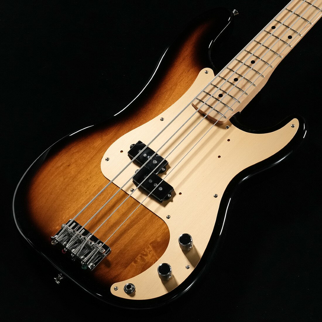 プレイヤーに与える至高の演奏体験を追求したNewシリーズ！Made in Japan Heritageは、ヴィンテージ楽器がプレイヤーに与える至高の演奏体験を追求したシリーズです。Fender Custom Shopでマスタービルダーとして名を馳せ、ヴィンテージ楽器に対して深い造詣を誇るマーク・ケンドリックの監修を得て採用された、ヴィンテージファンを魅了するスペックを詰め込んでいます。HeritageシリーズのすべてのモデルはUSA製品のプロファイリングデータを元に設計されており、ボディシェイプやネックシェイプも年代に合わせて採用。クロスワイヤーのピックアップやピックアップのセッティングとトーン、ボディのカラーの再現性など、細部に至るまでフェンダーの正統な系譜を受け継いでいます。Made in Japan Heritage 50s Precision Bassはアルダーボディにラッカーフィニッシュを施し、使用年月と共に色合いに深みが増します。20本のヴィンテージスタイルフフレットを装備した7.25インチラジアスのThick “C”シェイプメイプルネック、4つのスレデッドスチールサドル付きのヴィンテージスタイルブリッジ、そしてHeritageシリーズのために特別に選定されたピックアップなど、本製品を構成するすべての仕様はクラシックなプレイアビリティと甘いヴィンテージトーンを実現するためにこだわり抜かれています。多くの偉大なミュージシャンを虜にしてきたフェンダーの唯一無二のプレイアビリティと味わい深いトーンが、Heritageシリーズで体験いただけます。■S/N:JD25026418■重量:3.85kg■JANコード:0885978482887■付属品:ソフトケース、メーカー保証書製品仕様ボディ : Alderボディフィニッシュ : Gloss Lacquerボディシェイプ : Precision Bassネック : Mapleネックフィニッシュ : Nitrocellulose Lacquer Over Urethane Finishネックシェイプ : Thick "C"スケール : 34" (86.36 cm)フィンガーボード : Mapleフィンガーボードラジアス : 7.25" (184.1 mm)フレットナンバー : 20Frets Size : Vintageナット : Boneナット幅 : 1.650" (42 mm)ポジションインレイ : Black Dotミドルピックアップ : Premium Vintage-Style 50s Single-Coil P Bassコントロール : Master Volume, Master Toneピックアップスイッチ : Noneピックアップコンフィギュレーション : Split Single Coilブリッジ : 4-Saddle Vintage Style with Threaded Steel Saddlesハードウェアフィニッシュ : Nickel/Chromeチューニングマシーン : Pure Vintage Reverse Open-gearピックガード : 1-Ply Gold Anodized Aluminumコントロールノブ : Knurled Flat-Top