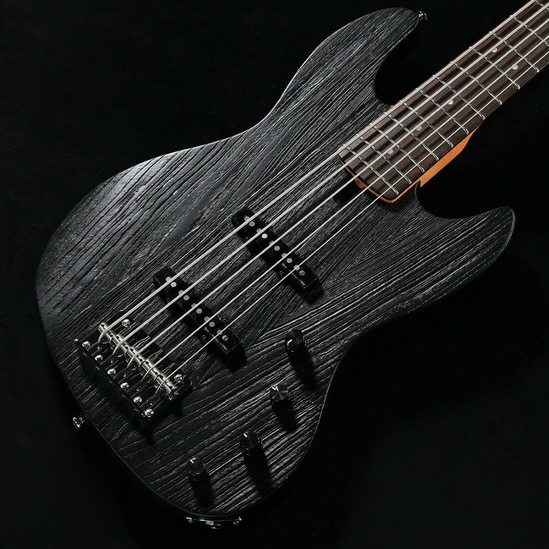 超軽量仕様のSireが入荷!!Sire Marcus Miller V6 5弦モデルは、5弦ベースの最大の課題である「重量問題」を克服した軽量設計が魅力です。マホガニーにソリッドアッシュトップを組み合わせたボディは、美しいサンドブラスト仕上げとともに、豊かな低音と抜けの良い高音を両立。Marcus Super-J RevolutionピックアップとHeritage-3プリアンプを搭載し、アクティブ／パッシブ切替に対応することで、幅広いジャンルに対応可能です。ローB弦の迫力を求めつつ、長時間の演奏でも疲れにくい快適さを実現した、プロユースにも応える一本です。■S/N:2N25060626■重量:3.77kg■JANコード:4995930248195■付属品:専用ギグバッグ、正規保証書製品仕様Body: Mahogany with Solid Ash TopNeck: Hard Maple, C-ShapeFingerboard: Rosewood or Hard Maple, Edgeless Rolled Fretboard EdgesScale Length: 34"Frets: 20 MediumNut Width: 46mm, Bone NutPickups: Marcus Super-J Revolution SetPreamp: Marcus Heritage-3 (3-Band EQ, Active/Passive Switch)Controls: Volume/Tone, Blender, Treble/Middle, Bass(P/P for Passive mode)Bridge: Marcus Miller Modern-S Bass Bridge