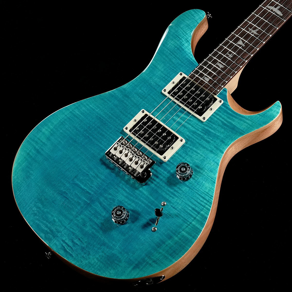 Professional Quality. Classic PRS Design. サウンドバリエーションが豊富な「SE Custom 24」が入荷！PRSとしてのサウンドクオリティを継承しつつも、手頃な価格帯でのギターを実現したSEシリーズは、2001年の登場以来、同価格帯のマーケットシェアに於ける確固たる地位を築き上げ、PRSの主力ラインナップのひとつまでに成長を遂げました。数多くのミュージシャンから愛用されているSE Custom 24は、マホガニー・バック、メイプル・トップのボディ、Wide Thinカーブのメイプル・ネック、ローズウッド指板、バード・インレイを合わせ、PRSデザインのトレモロ・ブリッジを装備。ボリューム、プッシュ/プル・タイプのトーン・コントロール、3ウェイ・ブレード・ピックアップ・セレクターを備えた85/15 “S”を搭載し、低音から高音まで明瞭で美しいサウンドが得られます。SE Custom 24は、クラシカルな中にモダンさを兼ね備え、高い耐久性、多彩なトーンを兼ね備えた1本です。人気カラー「Blue Matteo」はJapan Specialモデルとなります。■S/N:CTI H025941■重量:3.37kg■JANコード:825362197775■付属品:ギグバッグ、アーム、レンチ類、メーカー保証1年(注 : 新品購入日から30日以内に「PRS製品登録」を完了いただく必要がございます。製品仕様Body Construction SolidbodyTop Wood MapleVeneer Flame MapleBack Wood MahoganyTop Carve Shallow ViolinNumber of Frets 24Scale Length 25"Neck Wood MapleNeck Construction Multi-PlyTruss Rod PRS Double-ActingNeck Shape Wide ThinNeck Depth at the Nut 13/16"Neck Depth at the 12th Fret 57/64"Neck Width at the Nut 1 11/16"Neck Width at the Body 2 1/4"Fretboard Wood RosewoodFretboard Radius 10"Fretboard Inlay BirdsHeadstock Logo Signature "SE"Neck/Body Assembly Type SetBridge PRS Patented Tremolo, MoldedTuners PRS Designed TunersHardware Type NickelNut PRSTruss Rod Cover "Custom"Treble Pickup 85/15 “S”Bass Pickup 85/15 “S”Controls Volume and Push/Pull Tone Control with 3-Way Blade Pickup SwitchStrings PRS Classic 9-42Tuning Standard (6 String) | E, A, D, G, B, ECase Gig Bag 製品仕様 Body Construction SolidbodyTop Wood MapleVeneer Flame MapleBack Wood MahoganyTop Carve Shallow ViolinNumber of Frets 24Scale Length 25"Neck Wood MapleNeck Construction Multi-PlyTruss Rod PRS Double-ActingNeck Shape Wide ThinNeck Depth at the Nut 13/16"Neck Depth at the 12th Fret 57/64"Neck Width at the Nut 1 11/16"Neck Width at the Body 2 1/4"Fretboard Wood RosewoodFretboard Radius 10"Fretboard Inlay BirdsHeadstock Logo Signature "SE"Neck/Body Assembly Type SetBridge PRS Patented Tremolo, MoldedTuners PRS Designed TunersHardware Type NickelNut PRSTruss Rod Cover "Custom"Treble Pickup 85/15 “S”Bass Pickup 85/15 “S”Controls Volume and Push/Pull Tone Control with 3-Way Blade Pickup SwitchStrings PRS Classic 9-42Tuning Standard &#40;6 String&#41; Case Gig Bag