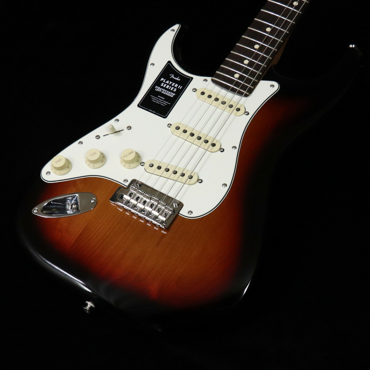 大人気『プレイヤーII』の左利き用ストラトキャスターPlayer IIシリーズは、フェンダーの伝統と進化を兼ね備え、フェンダーのDNAを持つアイコニックなサウンドとスタイルを提供します。現代のあらゆるプレイヤーのライブステージやスタジオワークに必要とされる汎用性の高い仕様を持ち、プレイヤーの演奏にインスピレーションを与える現代的なアップデートが施されています。また、本シリーズは、音楽に本気で取り組むプレイヤーも満足する製品ラインナップを取り揃え、これらを手頃な価格で実現しています。Player II Stratocaster Left-Handedは、時代を超越したフェンダーの魅力を放ちながらも、その中身は現代プレイヤー向けにデザインされています。Modern “C”シェイプのネックバックにはシルキーなサテンウレタンフィニッシュが施されており、丁寧にロールオフされた指板エッジと22本のミディアムジャンボフレットを採用した9.5インチラジアスのスラブローズウッドまたはメイプル指板が、ネック全長にわたり快適なプレイアビリティを提供します。クラシックなトーンウッドであるアルダーボディを採用したPlayer II Stratocaster Left-Handedは、伝統的なフェンダーフィニッシュ、またはフェンダーのカラーアーカイブから発掘され、本シリーズで初採用となる新フィニッシュなど、幅広いカラーの選択肢をご用意しています。Player Series Alnico V Single-Coil Stratピックアップからはクリスタルのように澄み渡ったハイエンド、音楽的なミッドレンジ、そしてタイトなローエンドが得られます。5ウェイブレードスイッチにより、多彩なサウンド設計が可能です。2点支持トレモロと、ClassicGearチューニングマシンによりチューニングの安定性とより豊かな表現力が確保され、無限のサウンドの可能性を追求できる柔軟性を備えています。Player IIシリーズ製品は、フェンダーならではのルックス、トーン、フィーリングを備え、自分だけの個性的なサウンドを作り上げるのに最適な仕様でまとめ上げられています。■付属品：ソフトケース、トレモロアーム、調整用レンチ、メーカー保証書 ■ 重量：3.6kg ■ JAN：0885978098569 製品仕様 ModelPlayer II Stratocaster Left-Handed Rosewood Fingerboard 3-Color Sunburst Body_MaterialAlder Body_FinishGloss Polyester NeckMaple, Modern “C” Neck_FinishSatin Urethane Finish on Back of Neck with Gloss Urethane Headstock Face FingerboardSlab Rosewood, 9.5” &#40;241 mm&#41; Frets22, Medium Jumbo Position_InlaysWhite Dot &#40;Slab Rosewood&#41; Nut_&#40;Material/Width&#41;Synthetic Bone, 1.650” &#40;42 mm&#41; Tuning_MachinesFender ClassicGear Scale_Length25.5” &#40;64.77 cm&#41; Bridge2-Point Synchronized Tremolo with Bent Steel Saddles Pickguard3-Ply Parchment PickupsPlayer Series Alnico 5 Strat Single-Coil &#40;Bridge&#41;, Player Series Alnico 5 Strat Single-Coil &#40;Middle&#41;, Player Series Alnico 5 Strat Single-Coil &#40;Neck&#41; Pickup_Switching5-Position Blade | Position 1. Bridge Pickup, Position 2. Bridge and Middle Pickup, Position 3. Middle Pickup, Position 4. Middle and Neck Pickup, Position 5. Neck Pickup ControlsMaster Volume, Tone 1. &#40;Neck/Middle Pickups&#41;, Tone 2. &#40;Bridge Pickup&#41; Control_KnobsAged White Plastic Hardware_FinishNickel/Chrome StringsFender USA 250L Nickel Plated Steel &#40;.009-.042 Gauges&#41;, PN 0730250403 Case/Gig_BagSoftcase ※こちらの商品は現物1点限りを、店頭展示を含め複数のモールに同時掲載しております。 売却に伴う商品情報の削除は迅速を心掛けておりますが、必ずしもリアルタイムではございません。 ご注文後に万一売り切れとなっておりました際は、誠に申し訳ございませんがご容赦くださいませ。