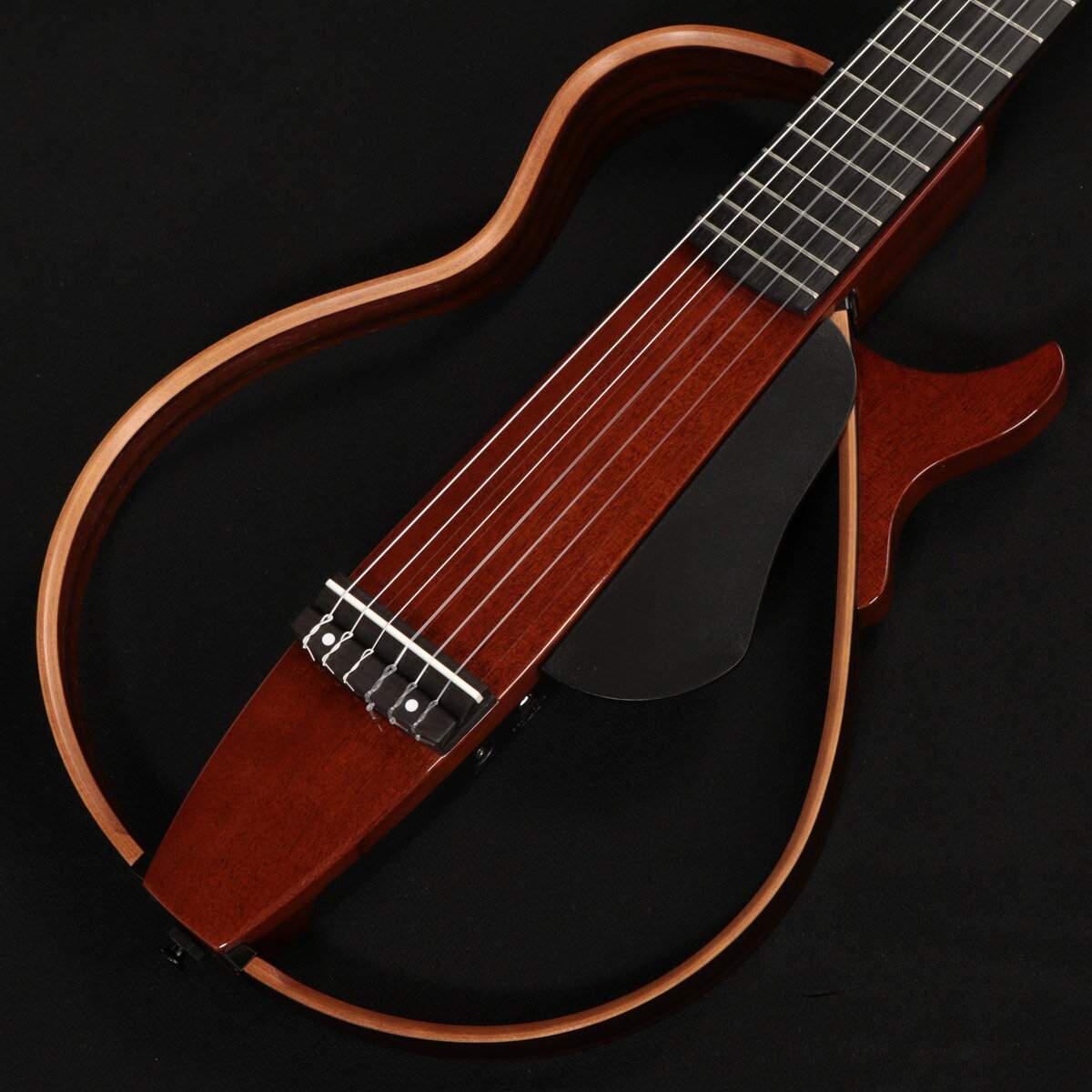 本格クラシックギターNECK、エボニー指板仕様！ 旧モデルのSLG130NWが生産完了になり、モデルチェンジされ現行ラインナップされているモデル。 BODYは「SLG200S/SLG200N」でも採用している”マホガニー”です。 さらに、一般的なクラシックギターと同様のネック形状を採用し、本格的なクラシックギター奏者の要求にも対応する自然な演奏感を実現！ また今や希少材ともいわれる”エボニー指板”の採用によりタイトでクリアなサウンドを実現しているほか、ペグ部分に取り付けたゴールドのベースプレートやグロス仕上げを施した外観が、ハイグレードな高級感を演出しています。 電装部に、「SLG200S/SLG200N」にも搭載し好評を得ている「SRT （ Studio ResonanceTechnology）パワード」システムを採用。「SRT パワード」システムは、ピエゾピックアップからの信号に音響処理を加えることで、スタジオで一流のエンジニアがマイク録音したかのような上質なアコースティックサウンドを得られる技術です。『SLG200NW』では、YAMAHAのクラシックギター開発者も音作りに携わり、よりクラシックギター奏者好みのサウンドを追求しました。共鳴胴のない独自のデザインでありながら、クラシックギターのボディの鳴りや演奏している空間そのものの響きまでも表現した、深みのある豊かなアコースティックサウンドを実現しています。 また、「SRT パワード」システムによるサウンドとピエゾピックアップのサウンドを好みの割合でブレンドすることもでき、よりプレーヤーの好みに合わせた幅広い音づくりが可能です。 共鳴胴を持たない独自のデザインにより高い静粛性を実現していることに加え、左フレームを取り外すことで付属の専用ケースにコンパクトに収納できるため可搬性に優れています。このため、部屋の中だけでなく気軽に外出先に持ち出すこともでき、場所や時間を選ばず演奏を楽しむことができます。 またプリアンプには、リバーブなど3種類のエフェクトやチューナーが内蔵されているほか、携帯音楽プレーヤーなどに接続できるAUX IN 端子、アンプやPA システムなどに接続できるLINE OUT端子も備えており、利便性の高い仕様となっています。 主な仕様 ボディ : マホガニー ネック : マホガニー フレーム : ローズウッド、メイプル 指板 : エボニー 指板幅 : 52mm（上駒部）/ 62mm（胴接合部） 弦長 : 650mm 寸法 : 970(L)×356(W)×87(H)mm 電装 : SRT パワードシステム コントロール : 電源、ボリューム、ベースコントロール、トレブルコントロール、エフェクト（REVERB1/REVERB2/CHORUS）、チューナー、ブレンド 接続端子 : AUX IN 端子、ヘッドホン出力端子（ステレオ）、DC IN、LINE OUT 端子（モノラル）兼POWER スイッチ（ジャック差込時ON） 電源部 : 単3電池×2 本 または AC アダプター(PA-3C、別売) カラー : ナチュラル ■ シリアル : ILN30C056 ■ JAN : 4957812679398 ■ 付属品 : 専用ソフトケース、イヤフォン、メーカー保証 複数のサイトに掲載しておりますため、他のサイトにて既にご販売済みである場合もございます。 売却に伴う商品情報の削除は迅速を心掛けておりますが、ご注文後に万一売り切れとなっておりました際は誠に申し訳ございませんがご容赦くださいませ。