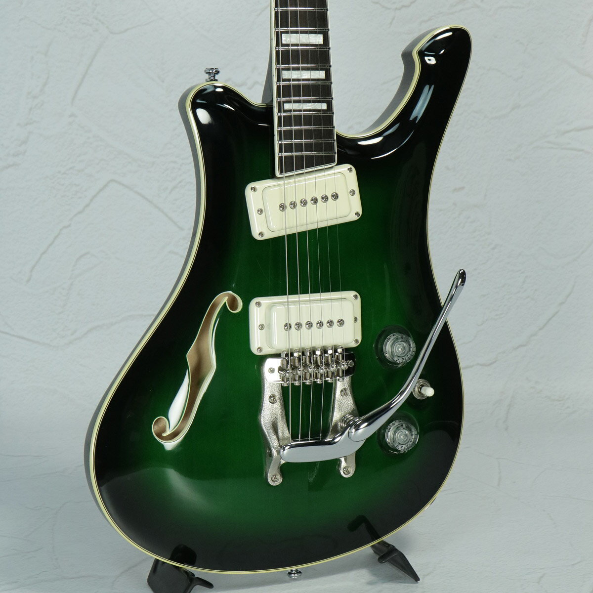 レアなモデルです※画像に映っている商品が付属品含め全てとなります。※出荷前の最終チェック時に問題があった場合は別途ご案内致します。※トラスロッド・フレット残り・弦高などは弊社リペアセンターにてセットアップ・調整時でのセッティング数値でございます。※こちらの商品は現物1点限りでございます。複数のモールに掲載されているため、売却に伴う商品情報の削除は迅速を心掛けておりますが必ずしもリアルタイムではございませんので、ご注文後に万一売り切れとなっておりました際は誠に申し訳ございませんがご容赦くださいませ。 製品仕様 商品ランクA：美品 保証期間12ヶ月 シリアルナンバー- 製造年2000年代前半-中盤 製造国日本 ケース純正ハードケース 付属品黒雲製作所カード、HEXレンチ、ハードケースキー 重量3.38kg トラスロッド【問題なし】ロッド左右60度まで確認済みにて問題なし フレット残り【問題なし】新品と同等の状態 弦高低音弦側12フレット上 2.2mm 弦高高音弦側12フレット上 1.8mm ナット幅40.0mm ネック厚1フレット付近20.4mm ネック厚12フレット付近21.1mm スケール628mm (24.75") RADIUS200mm (7.87") セットアップ時の弦D'Addario EXL120 / .009-.042 set 変更箇所なし リペア・メンテナンス箇所クリーニング・弦交換・ロッド調整・オクターブ調整・弦高調整 その他6弦ブリッジサドルイントネーション調整スクリューの袋ナットは代替品に交換されています。 ※中古品につき、傷・打痕等、写真に写りにくい部分や記載以外の傷があります。予めご了承くださいませ。 ※トラスロッド、フレット残り、弦高等の記載がある場合は当社スタッフがセットアップ時に計測したものであり、 気候、湿度等、環境の違いによる影響等で、変化が起こります。数値は購入時の参考としてご利用いただく事を想定しており、 お手元に届いた際に同数値である事をお約束するものではございません。 ※こちらの商品は現物1点限りを、店頭展示を含め複数のモールに同時掲載しております。 売却に伴う商品情報の削除は迅速を心掛けておりますが、必ずしもリアルタイムではございません。 ご注文後に万一売り切れとなっておりました際は、誠に申し訳ございませんがご容赦くださいませ。