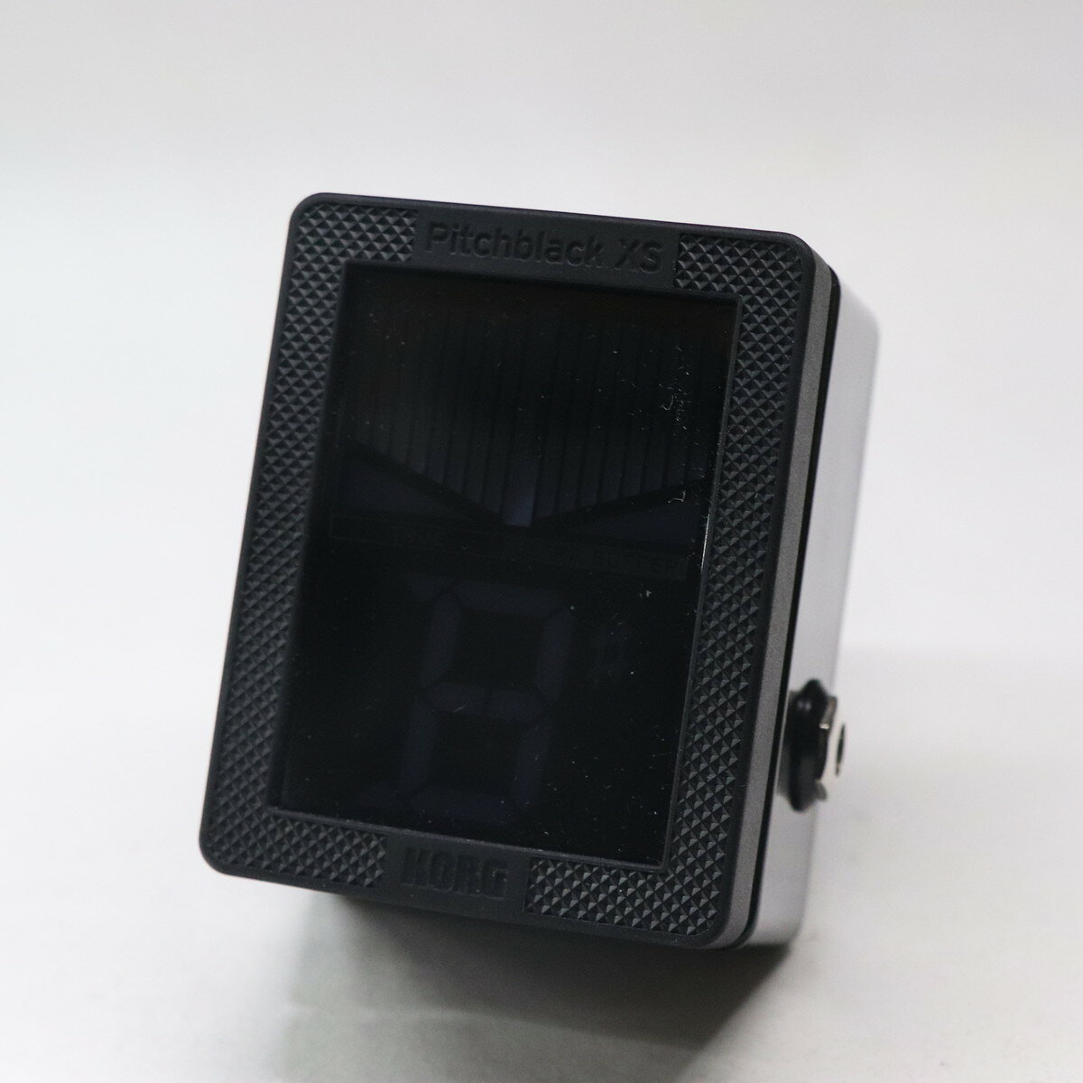ディスプレイとフット・スイッチが合体したまったく新しいペダル・チューナー。トゥルー・バイパスと新開発のULTRA BUFFERを切り替え可能。歴代のPitchblackと同様に、入力された音に影響を与えず、そのままの音を出力できるトゥルー・バイパスはもちろんのこと、新開発のULTRA BUFFERを搭載。ULTRA BUFFERは、バイパス時の音の劣化を防ぎつつ高音質化することができるので、チューナーを長いケーブルに繋いだり大きなエフェクター・ボードに組み込んでも音色を保つことが可能になります。Pitchblack XSでは、好みや環境にあわせてトゥルー・バイパスとULTRA BUFFERとを切り替えることができます。 多少の傷や汚れ等の使用感がありますが、動作に問題ございません。■備考：その他・付属品は画像に写っているもののみとなります。 製品仕様 商品ランクB＋：多少傷はあるが通常使用する用途において問題なし 保証期間6ヶ月 シリアルナンバー007664 重量- サイズ- 製造年- 製造国 ケース 取扱説明書 電源 付属品- ※中古品につき、傷・打痕等、写真に写りにくい部分や記載以外の傷があります。予めご了承くださいませ。 ※こちらの商品は現物1点限りを、店頭展示を含め複数のモールに同時掲載しております。 売却に伴う商品情報の削除は迅速を心掛けておりますが、必ずしもリアルタイムではございません。 ご注文後に万一売り切れとなっておりました際は、誠に申し訳ございませんがご容赦くださいませ。