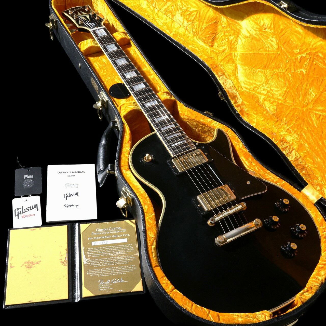 1968年に再生産を開始した「Les Paul Custom」の50周年を記念して2018年に世界300本限定生産された「50th Anniversary 1968 Les Paul Custom Ebony VOS 」が中古で入荷致しました！1968年レスポールカスタムをベースにメイプルトップ、マホガニーバック、1ピースマホガニーネック仕様を採用。指板にはエボニー材を採用しております。ネックシェイプは「1968 LP Custom Neck Profile」を採用し、50年代のスペックとも異なり手にも馴染みの良いグリップとなっております。ヘッド角は68年仕様同様に14度仕様が採用されております。ペグはワッフルペグを搭載し、サドルはナイロンサドル仕様、コントロールノブはゴールドプレートのソンブレロノブが採用されております。トグルスイッチバックパネルは50周年仕様のメタルプレートとなっております。フィニッシュカラーは「Ebony」カラーを採用。全体に「VOS」フィニッシュが施されておりヴィンテージライクなルックスに仕上げられております。カスタムらしくパーツ類は全てゴールドパーツが採用されておりますので高級感も感じる1本となっております。ピックアップにはオリジナルの「68 Custom Humbucker」を2機搭載。1968年当時のサウンドを忠実に再現したピックアップとなっております。レスポールらしいパワー感のある中低域はもちろん、繊細なピッキングのニュアンスをしっかりとアウトプット。状態に関しましてはオリジナルの「VOS」フィニッシュに加えて、パーツ類のくすみやメッキの剥がれ、錆が見受けられます。ボディやネック裏に擦れ跡や線傷、打痕などが見受けられる箇所がございます。使用感が感じられる箇所がございますが演奏コンディションには問題のないものとなっております。50周年記念で300本限定で作られた貴重な1本となっております！中古市場でも出回ることは少ないものとなっておりますので是非この機会にご検討くださませ！！■トラスロッド：締め方向余裕あり/緩め方向余裕あり■ネックコンディション：問題なし■フレット：7-8割■ケース：純正ハードケース■付属品：認定書、マニュアル、タグ類、トグルスイッチバックパネル■シリアルナンバー:080348■重量:4.14? ■保証: 12ヵ月※商品の特性上、店舗間の移動等が出来かねますのでご容赦くださいませ。 製品仕様 商品ランクB＋：多少傷はあるが通常使用する用途において問題なし 保証期間12ヶ月 シリアルナンバー080348 製造年- 製造国アメリカ ケースハードケース 付属品認定書 重量4.14kg トラスロッド【問題なし】ロッド左右60度まで確認済みにて問題なし フレット残り【問題なし】充分なフレット高さあり 弦高低音弦側12フレット上 2.0mm 弦高高音弦側12フレット上 1.5mm ナット幅43.4mm ネック厚1フレット付近22.4mm ネック厚12フレット付近25.3mm スケール628mm (24.75") RADIUS305mm (12") セットアップ時の弦ERNIE BALL 2221 / .010-.046 set 変更箇所- リペア・メンテナンス箇所クリーニング・弦交換・ロッド調整・オクターブ調整・弦高調整 その他- ※中古品につき、傷・打痕等、写真に写りにくい部分や記載以外の傷があります。予めご了承くださいませ。 ※トラスロッド、フレット残り、弦高等の記載がある場合は当社スタッフがセットアップ時に計測したものであり、 気候、湿度等、環境の違いによる影響等で、変化が起こります。数値は購入時の参考としてご利用いただく事を想定しており、 お手元に届いた際に同数値である事をお約束するものではございません。 ※こちらの商品は現物1点限りを、店頭展示を含め複数のモールに同時掲載しております。 売却に伴う商品情報の削除は迅速を心掛けておりますが、必ずしもリアルタイムではございません。 ご注文後に万一売り切れとなっておりました際は、誠に申し訳ございませんがご容赦くださいませ。