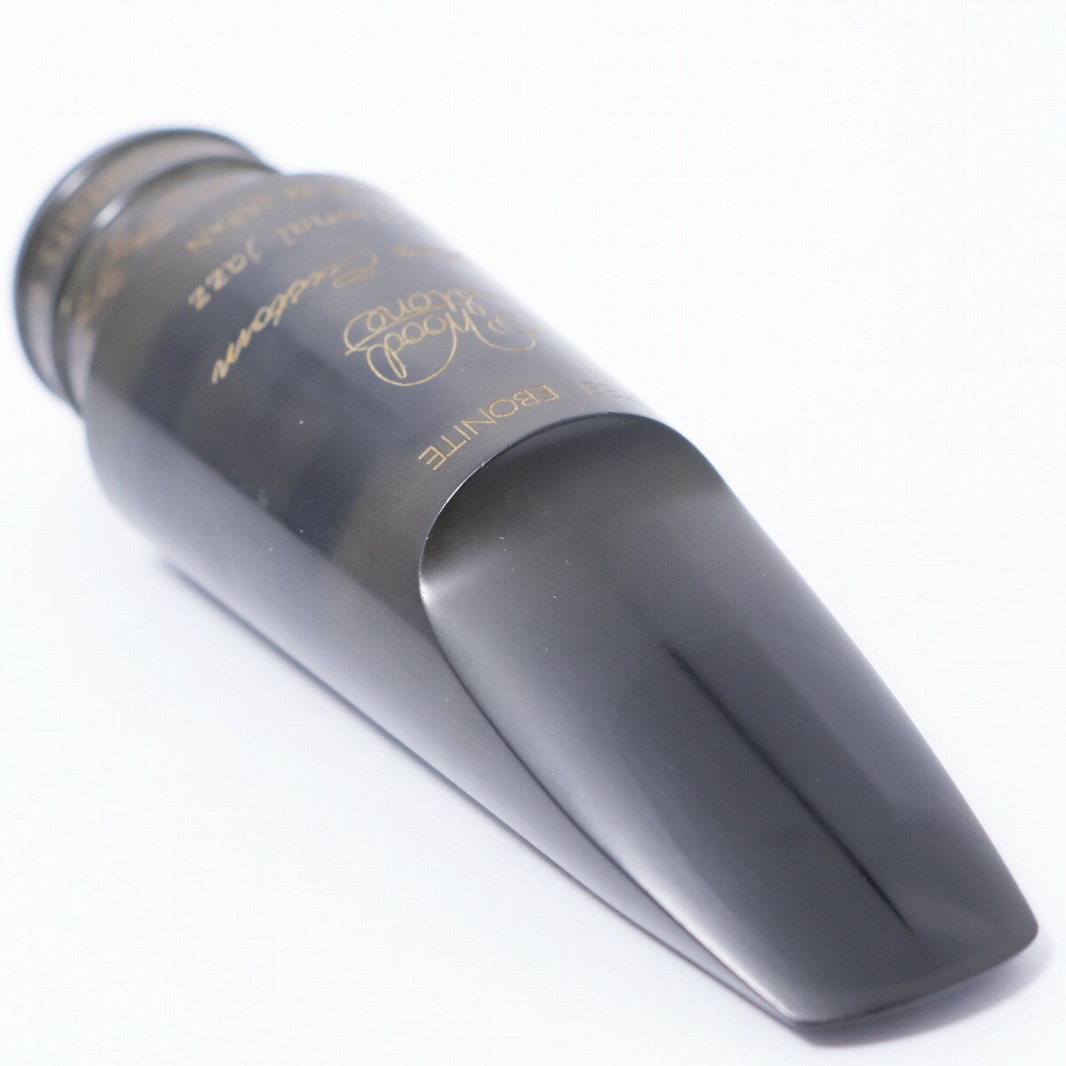 "【御茶ノ水ウインドパル在庫商品】ウッドストーンのテナーサックス用マウスピースです。王道のトラディショナルサウンドでテナーラバーの魅力を存分に楽しめます。スラントスタイルでありながらもよりスピード感がありサウンドが埋もれにくいと思います。ジャズはもちろん、様々なジャンルで活躍出来るモデルだと思います。若干ラバー焼けや使用感はございますが使用に問題ございません。■オープニングサイズ：約.100inch■付属品：なしウインドパル店はサックスに特化した管楽器専門店です。ヴィンテージサックスやマウスピース、国内でもあまり出回らない商品も取りそろえ、国内有数のサックスショップとして定評を頂いております。中古品も多く取り扱っておりますので、中々出会えないようなレアな逸品に出会えるチャンスもございます。お気軽にご相談くださいませ。" 製品仕様 商品ランクB：かなり、傷＆使用感はあるが、通常使用する用途において問題なし シリアルナンバー 分解清掃 全体洗浄超音波洗浄 全体調整 オイルグリスアップ 不良軟物交換 凹出し はんだ修正 ピストン調整 ロータリー調整 抜差し管調整 スライド調整 その他特筆すべき箇所 ※中古品につき、傷・打痕等、写真に写りにくい部分や記載以外の傷があります。予めご了承くださいませ。 ※こちらの商品は現物1点限りを、店頭展示を含め複数のモールに同時掲載しております。 売却に伴う商品情報の削除は迅速を心掛けておりますが、必ずしもリアルタイムではございません。 ご注文後に万一売り切れとなっておりました際は、誠に申し訳ございませんがご容赦くださいませ。