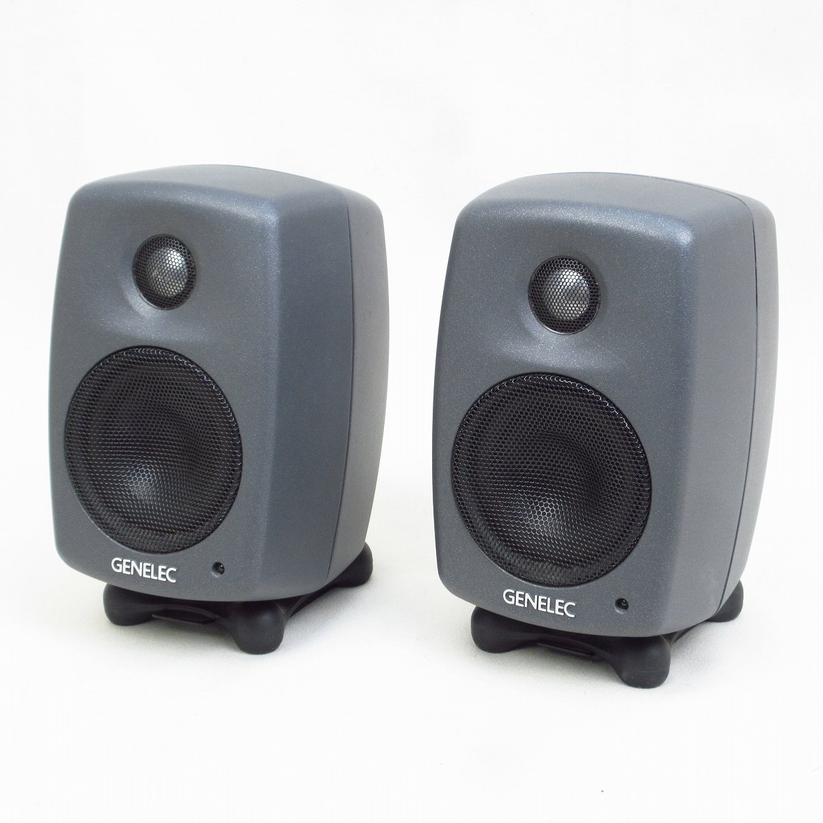 GENELEC『6010B』の形状は、ヨーロッパで工業デザイナーとして有名なハッリ・コスキネン氏のアイディアと GENELEC の共同開発によるものです。このアルミ製のオリジナル MDE（Minimum Diffraction Enclosure）エンクロージャーと指向特性を最適化する DCW（Directivity Control Waveguide）バッフル、背面バスレフ・ポート、さらに改良されたたアンプ回路などの相乗効果により、低域特性は、73 Hz で -3 dB という良好なスペックを低歪みで達成しています。 ●サイズ 幅x高さx奥行 121x195x114 mm●重量 1.4 kg ■中古保証:無し ■商品ランク:B+(多少傷はあるが通常使用する用途において問題なし) ■状態：やや使用感有り、性能に問題なし ■付属品:電源コード、元箱（やや汚れ有り） ■シリアルNO.:6010BPM11011375 6010BPM11011