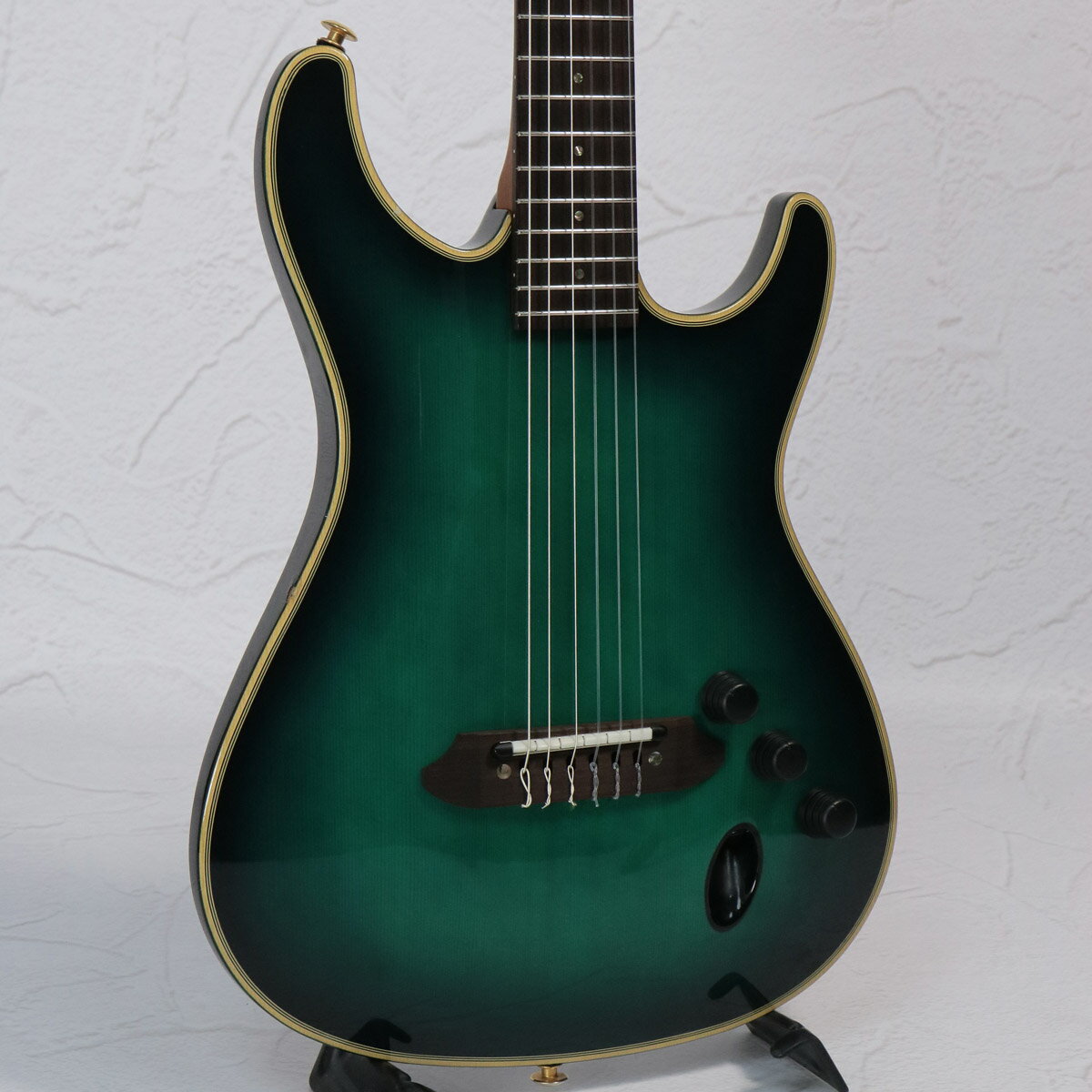 極限られた期間に販売されていた希少なモデル！※画像に映っている商品が付属品含め全てとなります。※出荷前の最終チェック時に問題があった場合は別途ご案内致します。※トラスロッド・フレット残り・弦高などは弊社リペアセンターにてセットアップ・調整時でのセッティング数値でございます。※こちらの商品は現物1点限りでございます。複数のモールに掲載されているため、売却に伴う商品情報の削除は迅速を心掛けておりますが必ずしもリアルタイムではございませんので、ご注文後に万一売り切れとなっておりました際は誠に申し訳ございませんがご容赦くださいませ。 製品仕様 商品ランクB＋：多少傷はあるが通常使用する用途において問題なし 保証期間12ヶ月 シリアルナンバーF9758799 製造年1997 製造国日本 ケースソフトケース 付属品- 重量2.85kg トラスロッド【問題なし】ロッド左右60度まで確認済みにて問題なし フレット残り【問題なし】充分なフレット高さあり 弦高低音弦側12フレット上 3.0mm 弦高高音弦側12フレット上 2.0mm ナット幅43.2mm ネック厚1フレット付近20.7mm ネック厚12フレット付近22.1mm スケール638mm (25.1") RADIUS356mm (14") セットアップ時の弦クラシックギター専用弦 変更箇所- リペア・メンテナンス箇所クリーニング・弦交換・ロッド調整・オクターブ調整・弦高調整 その他ボディ裏にキズ点在あり、清掃やセットアップが施された清潔なコンディションです。 ※中古品につき、傷・打痕等、写真に写りにくい部分や記載以外の傷があります。予めご了承くださいませ。 ※トラスロッド、フレット残り、弦高等の記載がある場合は当社スタッフがセットアップ時に計測したものであり、 気候、湿度等、環境の違いによる影響等で、変化が起こります。数値は購入時の参考としてご利用いただく事を想定しており、 お手元に届いた際に同数値である事をお約束するものではございません。 ※こちらの商品は現物1点限りを、店頭展示を含め複数のモールに同時掲載しております。 売却に伴う商品情報の削除は迅速を心掛けておりますが、必ずしもリアルタイムではございません。 ご注文後に万一売り切れとなっておりました際は、誠に申し訳ございませんがご容赦くださいませ。