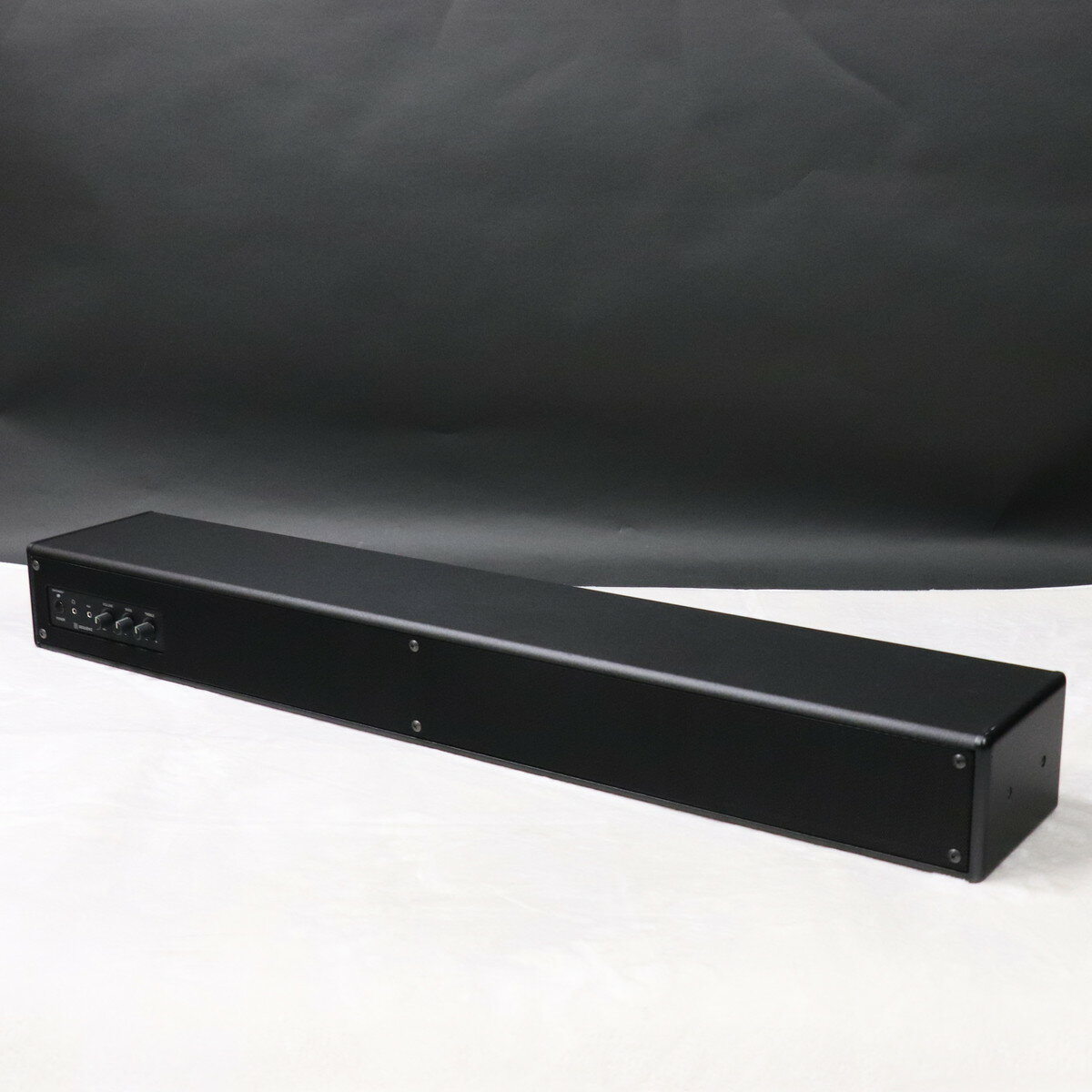 SEQUENZのキーボード用ステレオ・モニター・スピーカー。Standardシリーズのスタンドへ取り付け可能なほか、床置きやデスクトップなど、さまざまな環境で柔軟に使用できます。ステレオ入力を2系統備えており、シンセサイザーなど2台の楽器を同時に接続してモニタリングが可能。さらに外部入力端子やヘッドホン端子も搭載し、自宅練習から制作環境まで幅広く対応します。スルー・アウト端子を1系統装備しているため、手元で演奏をモニターしながら、同時に外部PAシステムへ音声を出力することも可能。キーボードやシンセのモニター用途はもちろん、テレビやホームシアター用スピーカーとしても活躍する、多用途なモデルです。 多少の傷や汚れ等の使用感がありますが、動作に問題ございません。■備考：その他・付属品は画像に写っている物のみとなります。 製品仕様 商品ランクB＋：多少傷はあるが通常使用する用途において問題なし 保証期間1ヶ月 シリアルナンバー- 重量- サイズ- 製造年- 製造国 ケース無し 取扱説明書無し 電源 付属品電源アダプタ ※中古品につき、傷・打痕等、写真に写りにくい部分や記載以外の傷があります。予めご了承くださいませ。 ※こちらの商品は現物1点限りを、店頭展示を含め複数のモールに同時掲載しております。 売却に伴う商品情報の削除は迅速を心掛けておりますが、必ずしもリアルタイムではございません。 ご注文後に万一売り切れとなっておりました際は、誠に申し訳ございませんがご容赦くださいませ。