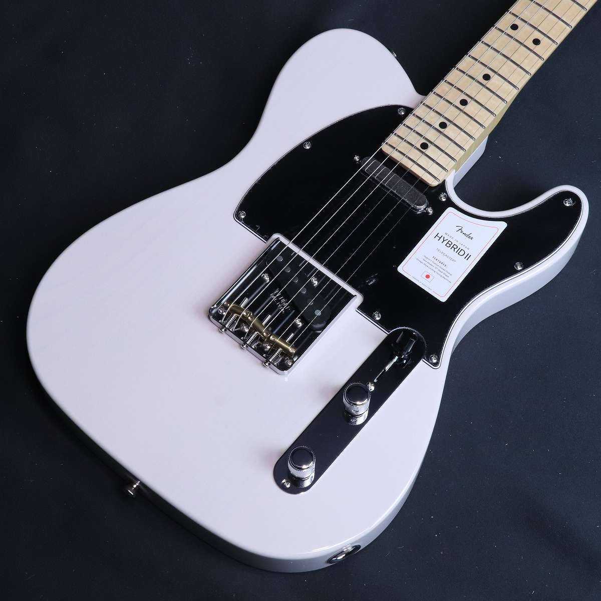 フェンダー日本製『Made in Japan Hybrid II』登場！ Made in Japan Hybrid IIは、ヴィンテージなルックスはそのままに、プレイヤーや音楽のジャンルを選ばないオールマイティーなモダンスペックを盛り込んだ、まさに「ハイブリッド」と呼ぶにふさわしいシリーズです。 リズム/リード問わず、どのギタリストやベーシストにもフィットする演奏性と楽器のトーンを兼ね備えた製品を、世界的にファンの多いMade in Japanで実現しました。 Hybrid II Telecasterは、定評あるアルダーボディに新設計のHybrid II Custom Voiced Single Coilピックアップを装備し、ヴィンテージスタイルのスランテッドブラスサドル仕様のブリッジを搭載。ヴィンテージロッキングチューナー、サテンフィニッシュのネック、Modern "C"シェイプに9.5インチラジアスの指板とナロートールフレットがスムーズなプレイヤビリティを提供します。 ■付属品：ソフトケース、メーカー正規保証書 ■JANコード:0885978544363 ■シリアルナンバー:JD25031845 ■重量:3.17kg ※こちらの商品は店頭展示品の為、画像に写りにくい磨き傷などがある場合がございます。 主な仕様 Body Material: Alder Body Finish: Gloss Polyurethane Neck: Maple, Modern “C” Neck Finish: Satin Urethane Finish on Back, Gloss Urethane Finish on Front Fingerboard: Maple or Rosewood, 9.5” (241 mm) Frets: 22, Narrow Tall Position Inlays: Black Dot (Maple), White Dot (Rosewood) Nut (Material/Width): Bone, 1.650” (42 mm) Tuning Machines: Vintage-Style Locking Scale Length: 25.5” (648 mm) Bridge: 3-Saddle Vintage-Style Strings-Through-Body Tele with Slanted Brass Barrel Saddles Pickguard: 3-Ply Black Pickups: Hybrid II Custom Voiced Single Coil Telecaster (Bridge), Hybrid II Custom Voiced SingleCoil Telecaster (Neck) Pickup Switching: 4-Position Blade: Position 1. Bridge Pickup, Position 2. Bridge and Neck Pickups (In Parallel), Position 3. Neck Pickup, Position 4. Neck and Bridge Pickups (In Series) Controls: Master Volume, Master Tone Control Knobs: Knurled Flat-Top Hardware Finish: Nickel/Chrome Strings: Nickel Plated Steel (.009-.042 Gauges) Case/Gig Bag: Gig Bag