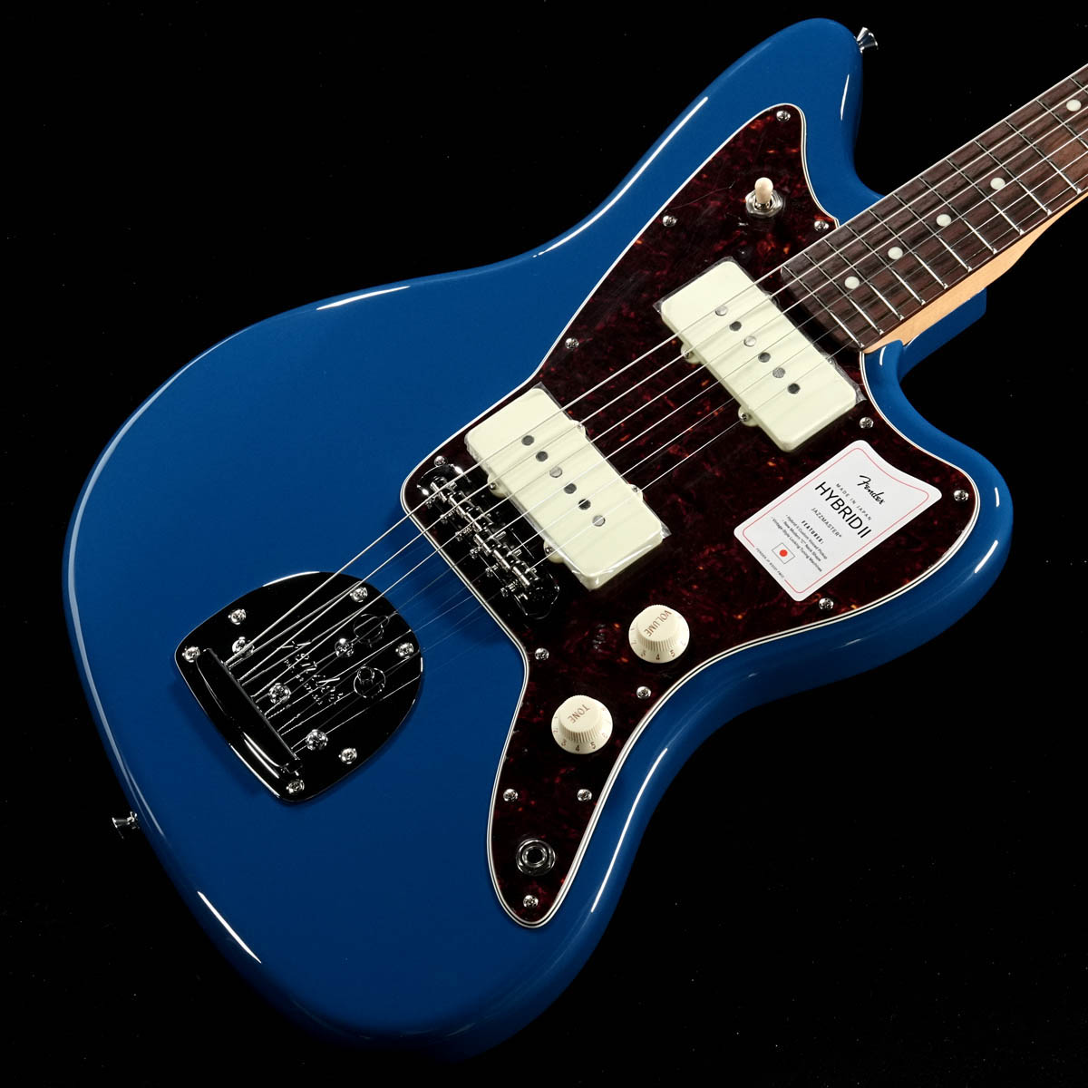 Made in Japan Hybrid IIは、ヴィンテージなルックスはそのままに、プレイヤーや音楽のジャンルを選ばないオールマイティーなモダンスペックを盛り込んだ、まさに「ハイブリッド」と呼ぶにふさわしいシリーズです。リズム/リード問わず、どのギタリストやベーシストにもフィットする演奏性と楽器のトーンを兼ね備えた製品を、世界的にファンの多いMade in Japanで実現しました。Hybrid II Jazzmasterは、定評あるアルダーボディに新設計のHybrid II Custom Voiced Single Coilピックアップを装備し、ヴィンテージスタイルのフローティングトレモロを搭載。ヴィンテージロッキングチューナー、サテンフィニッシュのネック、Modern “C”シェイプに9.5インチラジアスの指板とナロートールフレットがスムーズなプレイヤビリティを提供します。■S/N:JD25025835■重量:3.50kg■JANコード:0885978561254■付属品:アーム、ソフトケース、メーカー保証書製品仕様Body Finish: Gloss PolyurethaneNeck: Maple, Modern “C”Neck Finish: Satin Urethane Finish on Back, Gloss Urethane Finish on FrontFingerboard: Maple or Rosewood, 9.5” (241 mm)Frets: 22, Narrow TallPosition Inlays: Black Dot (Maple), White Dot (Rosewood)Nut (Material/Width): Bone, 1.650” (42 mm)Tuning Machines: Vintage-Style LockingScale Length: 25.5” (648 mm)Bridge: 6-Saddle Vintage-Style Adjustable with “Floating” Tremolo TailpiecePickguard: 4-Ply TortoiseshellPickups: Hybrid II Custom Voiced Single Coil Jazzmaster (Bridge), Hybrid II Custom Voiced Single Coil Jazzmaster (Neck)Pickup Switching: 3-Position Toggle: Position 1. Bridge Pickup, Position 2. Bridge and Neck Pickups, Position 3. Neck PickupControls: Master Volume, Master ToneControl Knobs: Aged WhiteHardware Finish: Nickel/ChromeStrings: Nickel Plated Steel (.009-.042 Gauges)Case/Gig Bag: Gig Bag