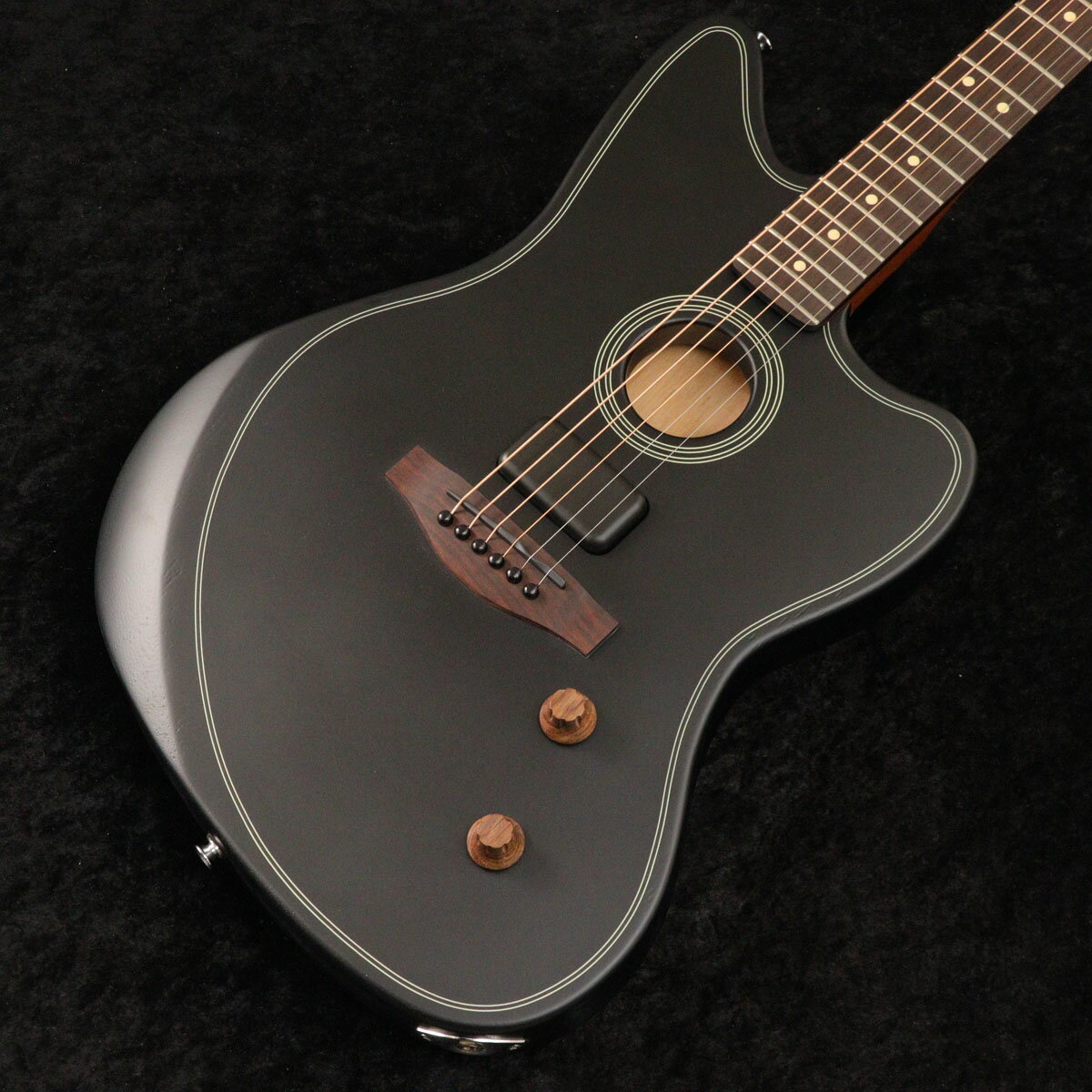 ハイブリットギター、アコスタソニックにコストパフォーマンスシリーズ『Standard』が登場!Acoustasonic Standard Jazzmasterは、アコースティックとエレクトリックという2つの異なるサウンドキャラクターの多彩なトーンを1つの楽器で楽しむことができるクリエイティブツールです。ブレイシングされたソリッドシトカスプルーストップ、フルチェンバー構造のボディ、革新的なFenderとFishman共同設計のアナログエレクトロニクス、ボリュームコントロール、マグネティックとピエゾの2種類のピックアップのブレンドコントロール、そしてFenderのアイコンとして親しまれている演奏性を備えたこのJazzmasterは、Acoustasonicシリーズのパフォーマンスを手軽に体験できるエッセンスを備えています。主な特徴・Fender Acoustasonic Shawbucker、Fishmanアンダーサドルトランスデューサーの2ピックアップ構成・マスターボリューム、ブレンドコントロール・エルボーおよびバックコンター・ソリッドシトカスプルーストップ、ニヤトーボディ&ネック・ローズウッド指板&ブリッジ■付属品:ソフトケース、メーカー保証書■ シリアル:IWF25012653■ JAN:0885978279760 製品仕様 ModelAcoustasonic Standard Jazzmaster Black Body_ShapeAcoustasonic Jazzmaster Body_TopSolid Sitka Spruce Back_and_SidesNyatoh, Nyatoh Body_FinishSatin Urethane RosetteBlack/Aged White NeckNyatoh, Modern “Deep C” Neck_FinishSatin Urethane FingerboardRosewood, 12” (305 mm) Frets22, Medium Jumbo Position_InlaysIvory Dot Nut_Material/WidthGraph Tech TUSQ, 1.6875” (42.86 mm) Truss_RodDual-Action Head Adjust Tuning_MachinesFender Standard Cast/Sealed with Hex Buttons Scale_Length25.5” (64.77 cm) BridgeModern Asymmetrical Special_Electronics2-pickup configuration | Under-Saddle Piezo, Acoustasonic Shawbucker Magnetic ControlsMaster Volume, Blend (Magnetic-Piezo) Hardware_FinishChrome StringsFender 70CL 80/20 Bronze (.011-.052 Gauges) ※こちらの商品は現物1点限りを、店頭展示を含め複数のモールに同時掲載しております。 売却に伴う商品情報の削除は迅速を心掛けておりますが、必ずしもリアルタイムではございません。 ご注文後に万一売り切れとなっておりました際は、誠に申し訳ございませんがご容赦くださいませ。