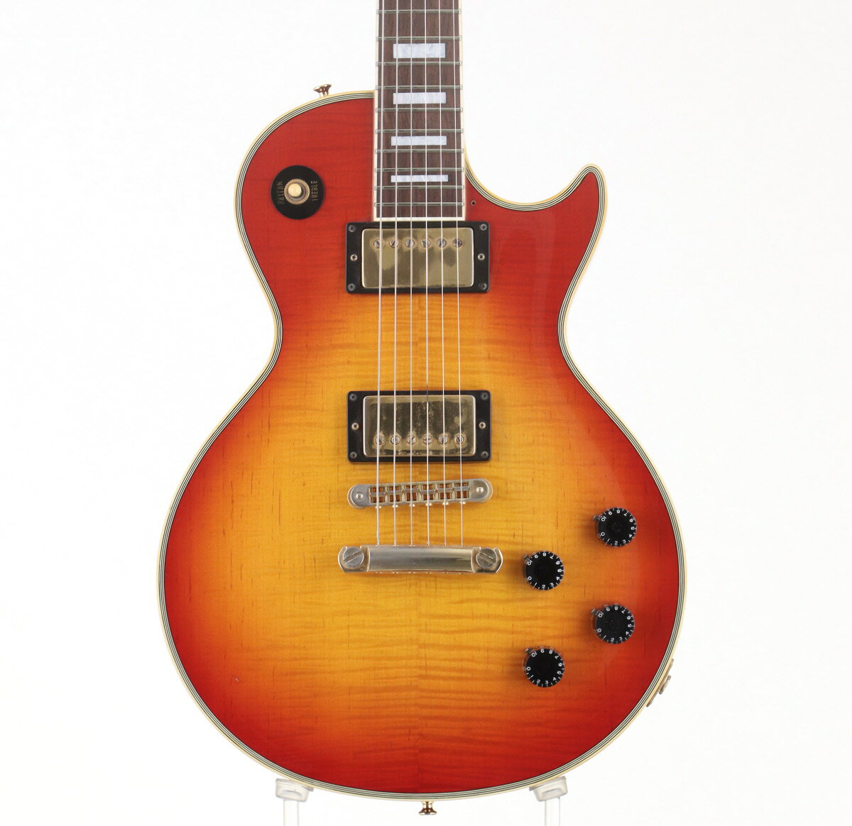 Orville by Gibson LPCは、日本製ならではの精緻な仕上げと確かなクラフトマンシップが光るレスポールカスタムタイプのエレキギター。マホガニーバックボディにフレイムメイプルトップを組み合わせ、ネックもマホガニーで堅牢に仕上げられており、ローズウッド指板との組み合わせが、太く深みのあるサウンドを生み出します。 ピックガードが欠品しております。ヘッド頂点部やヘッド角、ボディバック上部に塗装割れや凹みを伴う打痕がございます。ボディサイドに含む全体的に凹みを伴う小さな打痕が多数ございます。パーツにくすみや錆、メッキ剥がれがあり、全体的に擦り傷や打痕などがございます。 製品仕様 商品ランクB+:多少傷はあるが通常使用する用途において問題なし 保証期間12ヶ月 シリアルナンバーG207449 製造年1992 製造国日本 ケース非純正ソフトケース 付属品- 重量4.08kg トラスロッド【注意点あり】ロッド左右60度まで確認済みにて問題なし(残り少なめ) フレット残り【正常範囲内】演奏可能なレベルでフレット高さあり 弦高低音弦側12フレット上 2.0mm 弦高高音弦側12フレット上 1.5mm ナット幅43.0mm セットアップ時の弦ERNIE BALL 2221 / .010-.046 set リペア・メンテナンス箇所クリーニング・弦交換・ロッド調整・オクターブ調整・弦高調整・すり合わせ ※中古品につき、傷・打痕等、写真に写りにくい部分や記載以外の傷があります。予めご了承くださいませ。 ※トラスロッド、フレット残り、弦高等の記載がある場合は当社スタッフがセットアップ時に計測したものであり、 気候、湿度等、環境の違いによる影響等で、変化が起こります。数値は購入時の参考としてご利用いただく事を想定しており、 お手元に届いた際に同数値である事をお約束するものではございません。 ※こちらの商品は現物1点限りを、店頭展示を含め複数のモールに同時掲載しております。 売却に伴う商品情報の削除は迅速を心掛けておりますが、必ずしもリアルタイムではございません。 ご注文後に万一売り切れとなっておりました際は、誠に申し訳ございませんがご容赦くださいませ。