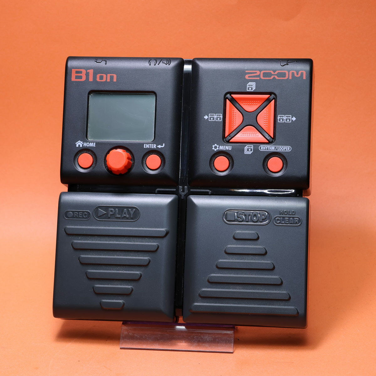 ベーシストのニーズに応えるのサウンドと、必要にして十分な機能をこの1台に凝縮コンプレッサーをはじめ、ディストーション、モジュレーション、ディレイ、リバーブ、アンプモデルなど100種類ものベースエフェクトを搭載し、その中から最大5種類のエフェクトを同時使用できます。 細かな擦れ等軽微な使用感があります 製品仕様 商品ランクB+:多少傷はあるが通常使用する用途において問題なし 保証期間3ヶ月 シリアルナンバー022448 重量- サイズ- 製造年- 製造国 ケース元箱 取扱説明書なし 電源なし 付属品なし ※中古品につき、傷・打痕等、写真に写りにくい部分や記載以外の傷があります。予めご了承くださいませ。 ※こちらの商品は現物1点限りを、店頭展示を含め複数のモールに同時掲載しております。 売却に伴う商品情報の削除は迅速を心掛けておりますが、必ずしもリアルタイムではございません。 ご注文後に万一売り切れとなっておりました際は、誠に申し訳ございませんがご容赦くださいませ。