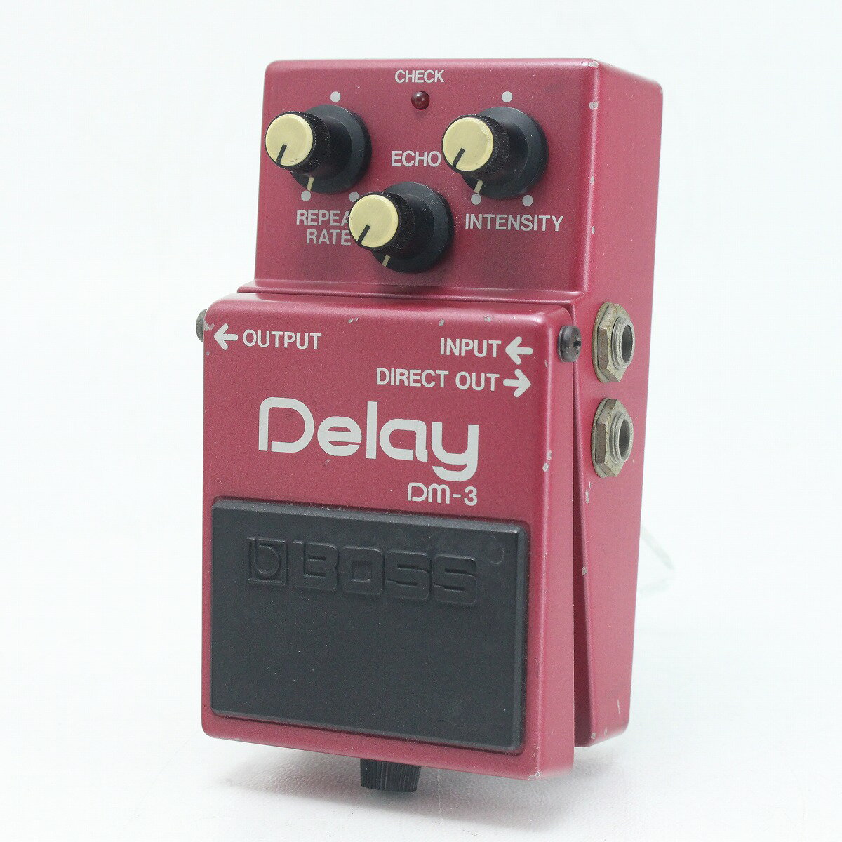 BOSS DM-3 名機DM-2の後継機種として登場したアナログディレイエフェクターです。 BBD（遅延素子）を使用したウォームなサウンド。 また、原音のみを出力するDirect Out端子を搭載し、通常のOutput端子との併用で多様な使い方が可能です。 ※ACA仕様 ■商品ランク:B：かなり、傷&使用感はあるが、通常使用する用途において問題なし ■保証:6ヵ月 ■シリアルナンバー:463600 ■ケース:無し ■説明書:無し ■他付属品:無し ■備考：その他付属品は画像に写っているもののみとなります。 ----------------------------- ▼必ずお読み下さい ※こちらの商品は現物1点限りでございます。 ※店頭及び、複数のモールに掲載されているため、販売状況・在庫状況にはタイムラグがあり、リアルタイムではございません。 その為、ご注文時に既に売却済となっている可能性がございます。誠に申し訳ございませんが、予めご了承下さいませ。