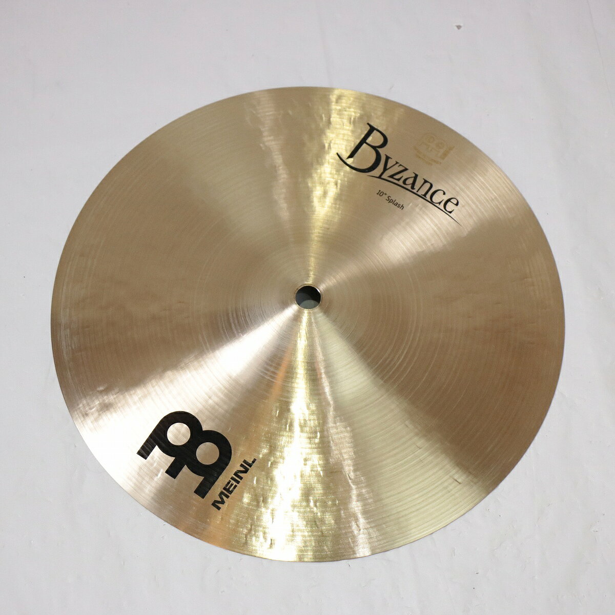 10インチ・スプラッシュシンバル■Byzance Traditional 10” SplashByzance Traditional シリーズは、表面を全面的にレイジング加工を施し、サウンドは温かみがあり、なめらかでリッチ。 伝統的でありながらも個性的なシンバルシリーズです。Byzance Traditional 10インチスプラッシュは、倍音成分はやや中域が強調された音質特性をもち、オールジャンル、様々なシーンに馴染みやすいスプラッシュシンバルとなっております。CATEGORY:Byzance TraditionalTYPE:SplashSIZE:10インチWEIGHT:0.23kg※店頭でも展示、試奏をおこなっておりますので、微小な傷や変色、若干の試打痕が付く場合がございます、予めご了承くださいませ。 製品仕様 付属品 ※こちらの商品は現物1点限りを、店頭展示を含め複数のモールに同時掲載しております。 売却に伴う商品情報の削除は迅速を心掛けておりますが、必ずしもリアルタイムではございません。 ご注文後に万一売り切れとなっておりました際は、誠に申し訳ございませんがご容赦くださいませ。