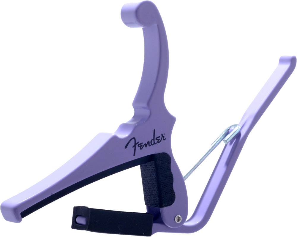 Kyser社は、世界有数の楽器メーカーである Fender Musical Instruments Corporation とコラボレートし、「クラシック カラー」Quick-Change エレクトリックギター カポタストをリリースしました。 このカポは、Kyserの精密な ColorMatch Process と、ほとんどの Fender エレキギターの指板に適合する新しく設計された 9.5 インチのラディウス径を採用しています。 このクラシック カラーは、同社の Stratocaster や Telecaster モデルなどの50年代と60年代の伝説的なヴィンテージ楽器へのオマージュです。 シャーウッドグリーン、シェルピンク、ダフネブルー、オリンピックホワイト、バタースコッチブロンド、サーフグリーン、フィエスタレッド、パシフィックピーチの8カラーで、コレクターやヴィンテージのフェンダー愛好家が好むカラーに設定しています。 ColorMatch Process は、クラシックな Pantone の色を最先端のフォトスペクトロメトリー技術で正確に再現し、さらに細かくカスタマイズしてヴィンテージおよび現代の Fender ギターと色合いをマッチさせています。 また、カポタストは Kyser 社の技術者と世界的なアーティストによってテストされ、Fender ギターの指板に正確な力量と角度でフィットするよう精密にデザインされています。 2013年には Fender Red エレキギターカポタストを、2014 年には Fender Stratocaster 60周年記念シルバーエレキギターカポタストを限定リリースして以来、今回3度目のコラボレーションが実現しました。 ※画像はサンプルです。柄や塗装の質感が商品によって異なる場合がございます。