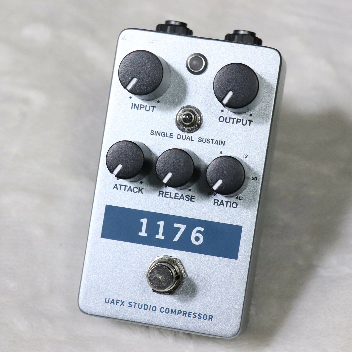 世界で最も有名なリミッターを、あなたのペダルボードに1967年にリリースされた Universal Audio 1176 は、オーディオ・リミッターの王者として、数多の名盤に採用されてきました。パワフルな UAFX エンジンをベースに開発された 1176 Studio Compressor は、世界的に知られるハードウェアと同様のパンチある表現力豊かなトーンを、コンパクトなストンプボックスの形で提供します。 多少の傷や汚れ等の使用感がありますが、動作に問題ございません。■備考:その他・付属品は画像に写っているもののみとなります。 製品仕様 商品ランクB+:多少傷はあるが通常使用する用途において問題なし 保証期間6ヶ月 シリアルナンバー25332060012053 重量- サイズ- 製造年- 製造国 ケース箱 取扱説明書 電源 付属品- ※中古品につき、傷・打痕等、写真に写りにくい部分や記載以外の傷があります。予めご了承くださいませ。 ※こちらの商品は現物1点限りを、店頭展示を含め複数のモールに同時掲載しております。 売却に伴う商品情報の削除は迅速を心掛けておりますが、必ずしもリアルタイムではございません。 ご注文後に万一売り切れとなっておりました際は、誠に申し訳ございませんがご容赦くださいませ。